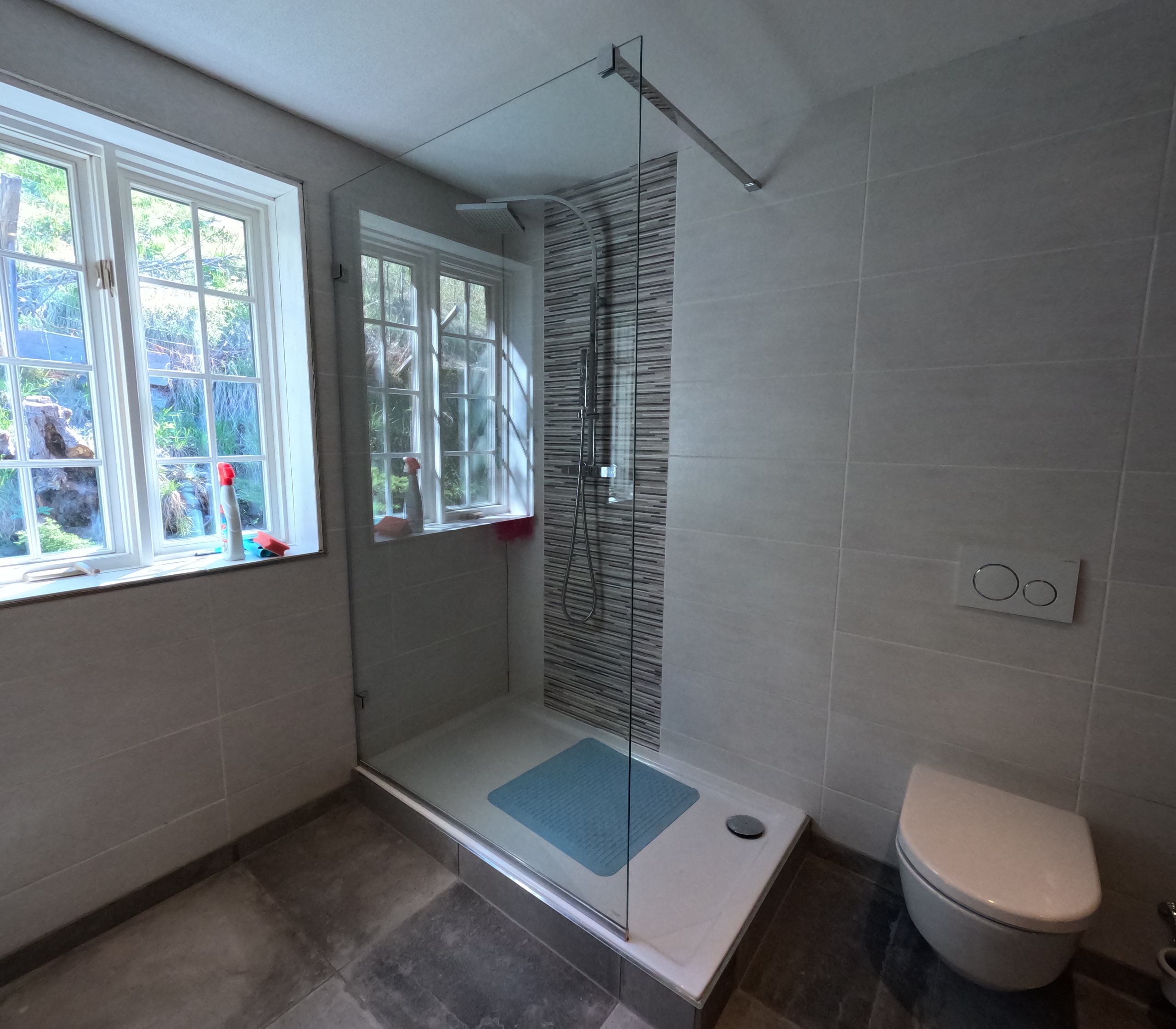 Salle d'eau avec douche, WC, lavabo  Salle d'eau avec douche, WC, lavabo