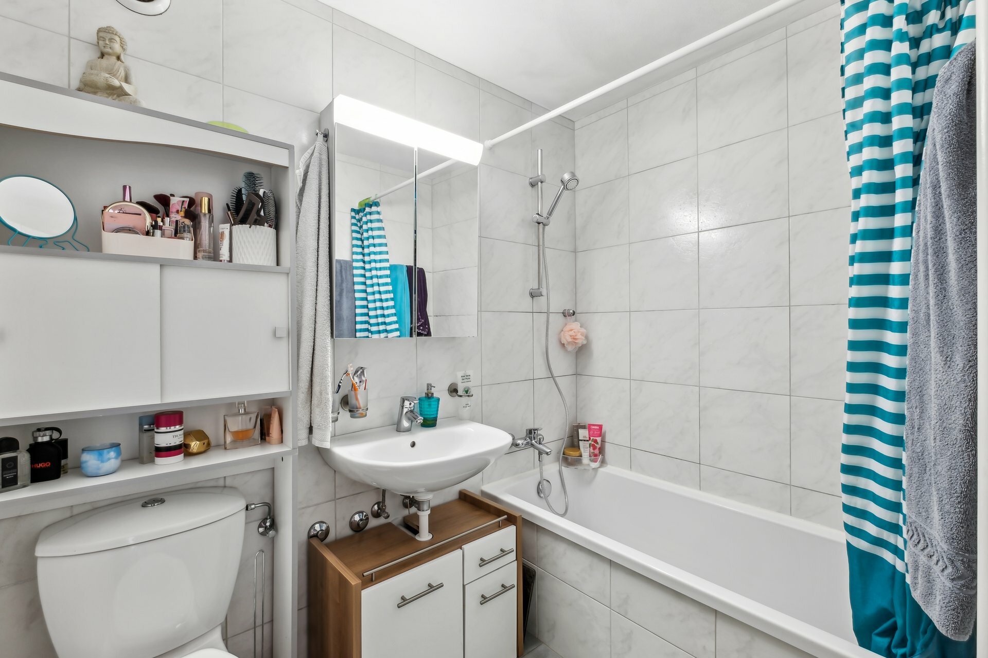 Badezimmer mit Badewanne Badezimmer mit Badewanne