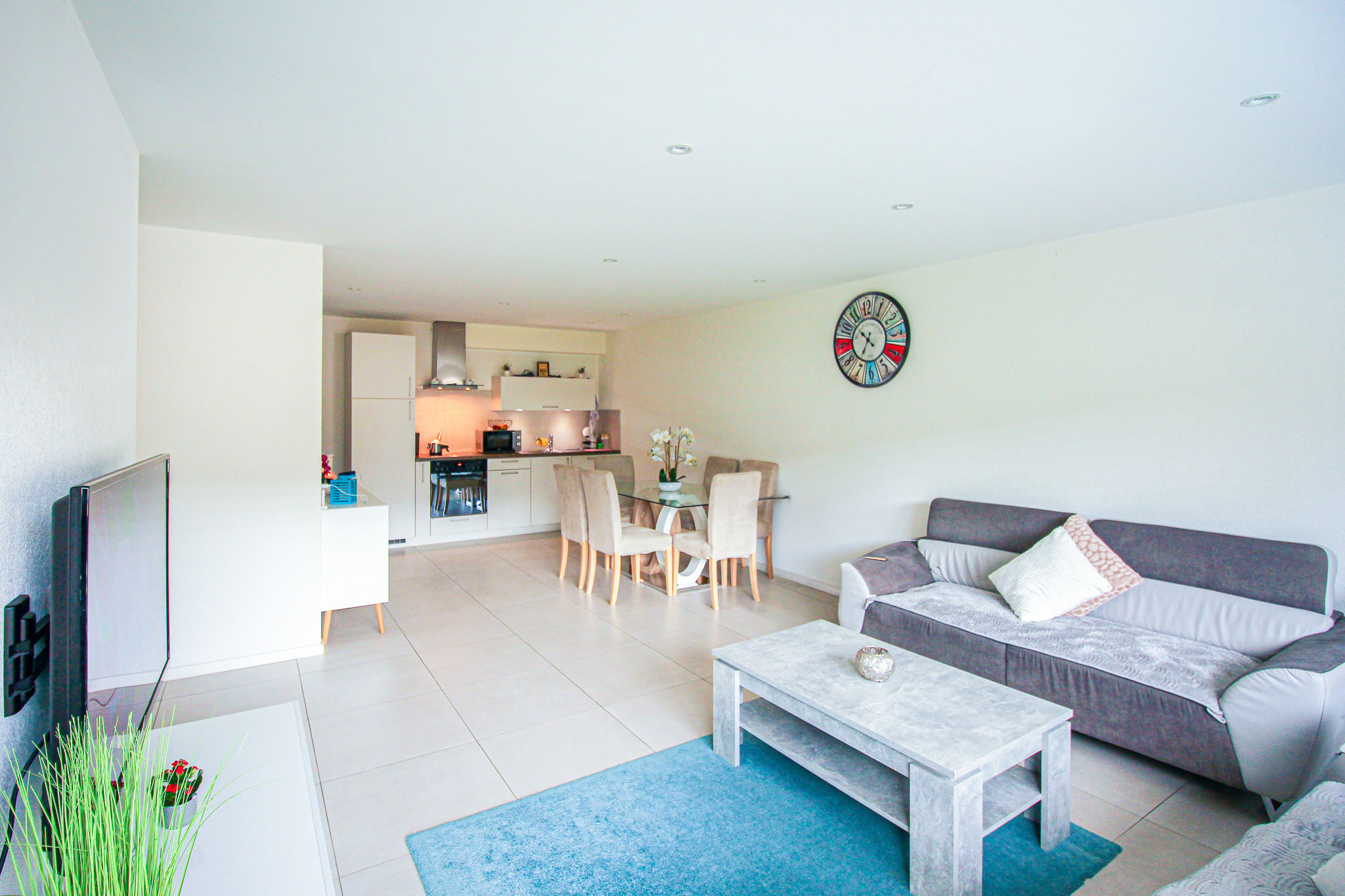 Cuisine agencée ouverte sur la pièce à vivre