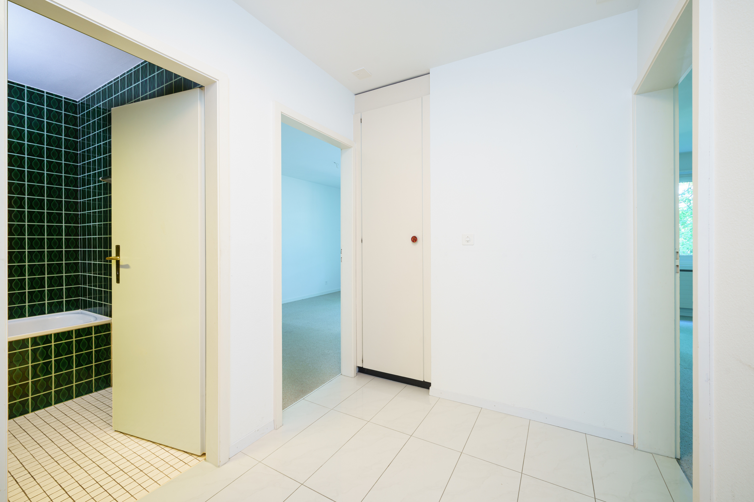 ein Badezimmer mit grünen Fliesen an den Wänden und einer weißen Dusche mit offener Tür ein Badezimmer mit grünen Fliesen an den Wänden und einer weißen Dusche mit offener Tür