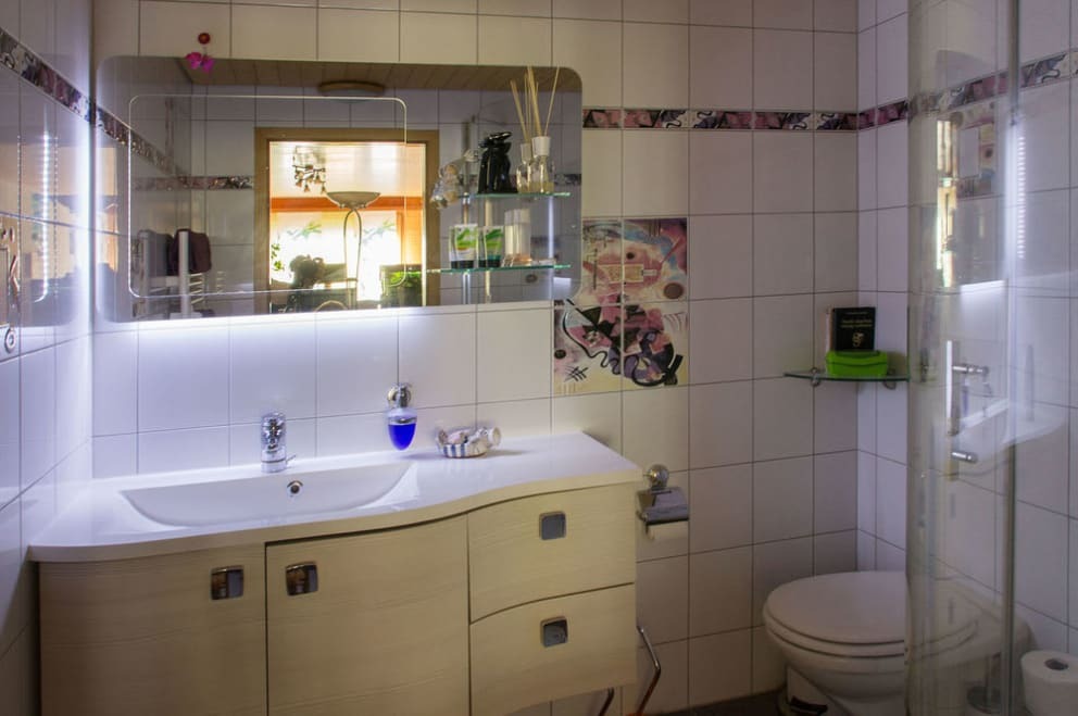 Das Badezimmer mit Dusche