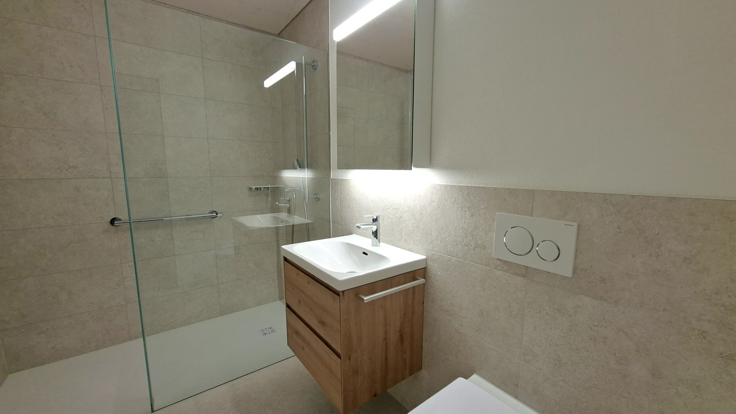 Badezimmer mit Duschkabine Badezimmer mit Duschkabine