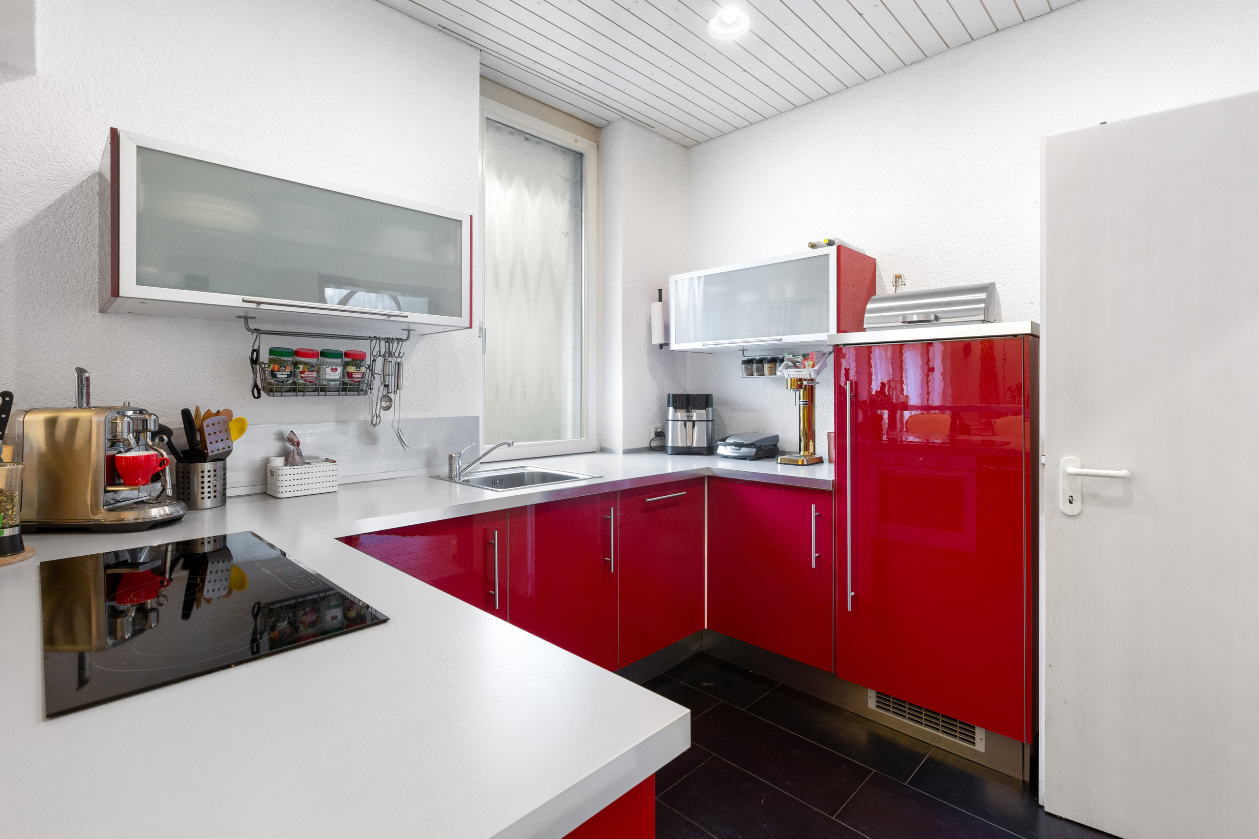 Die rote, hochwertige Küche bildet einen ausdrucksstarken Blickfang Die rote, hochwertige Küche bildet einen ausdrucksstarken Blickfang