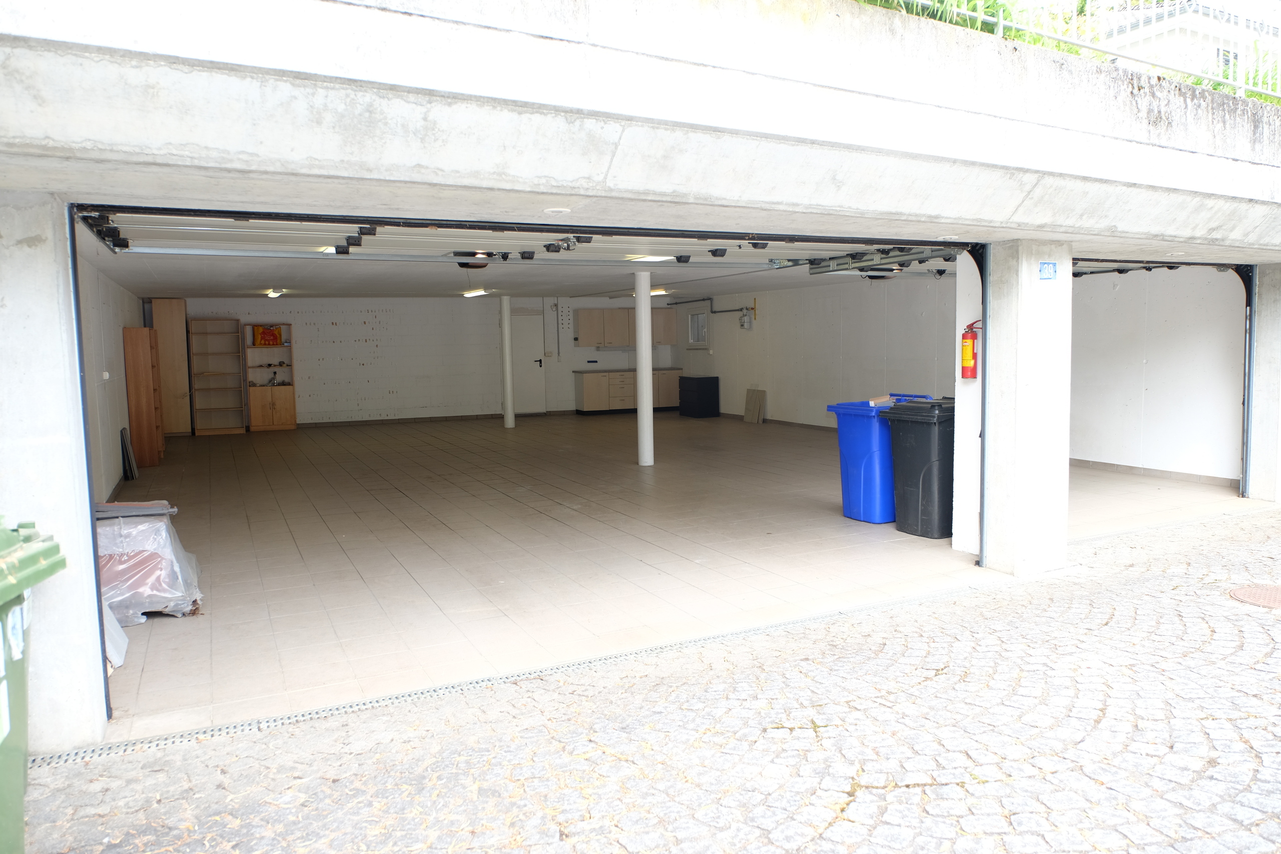 Garage mit Platz für 6 Fahrzeuge