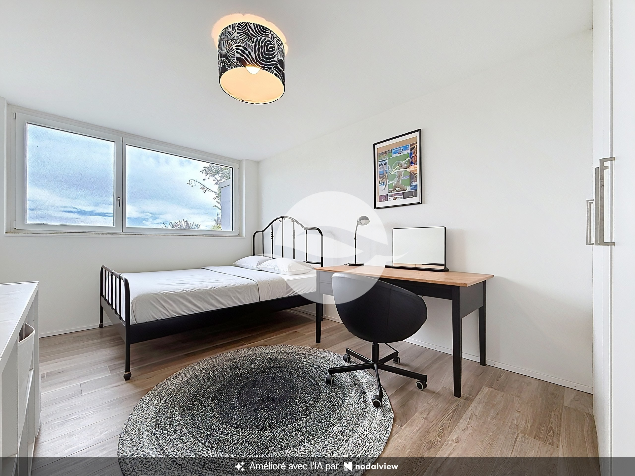 Rez inférieur : 3ème Chambre avec armoire et vue