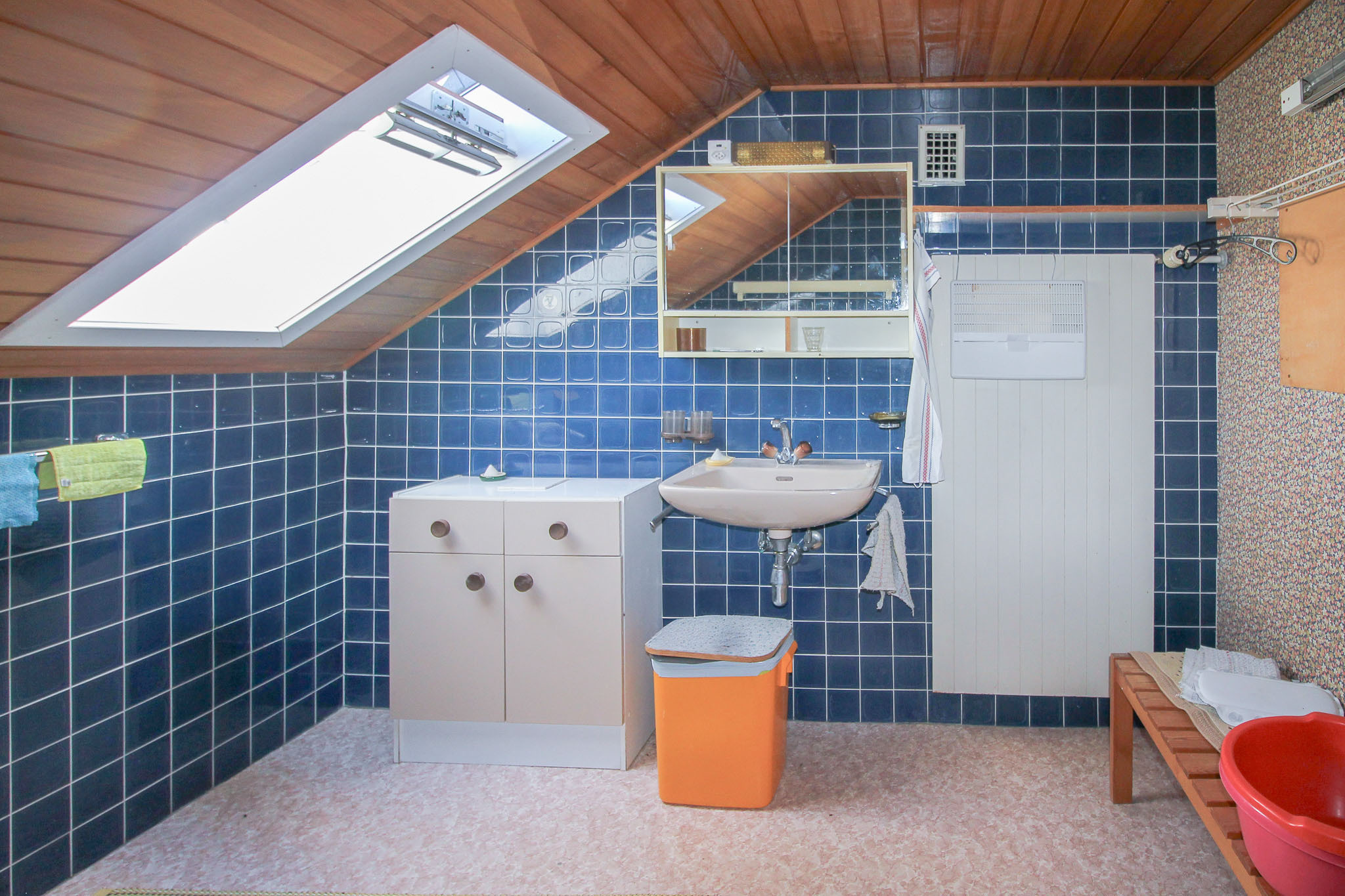 Logement principal au 1er : salle d'eau avec baignoire au 1er étage