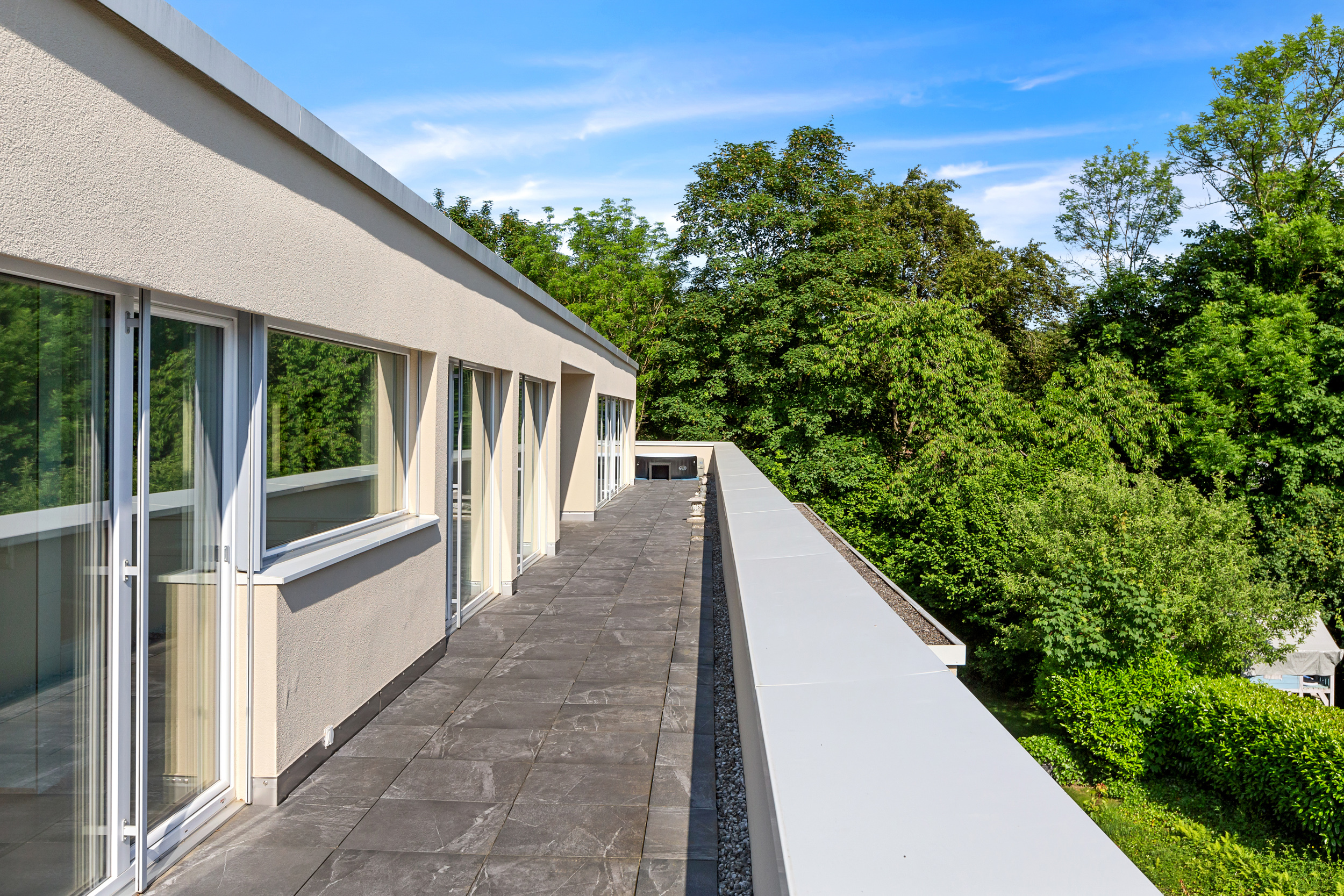 Eine Terrasse rund um die Wohnung Eine Terrasse rund um die Wohnung