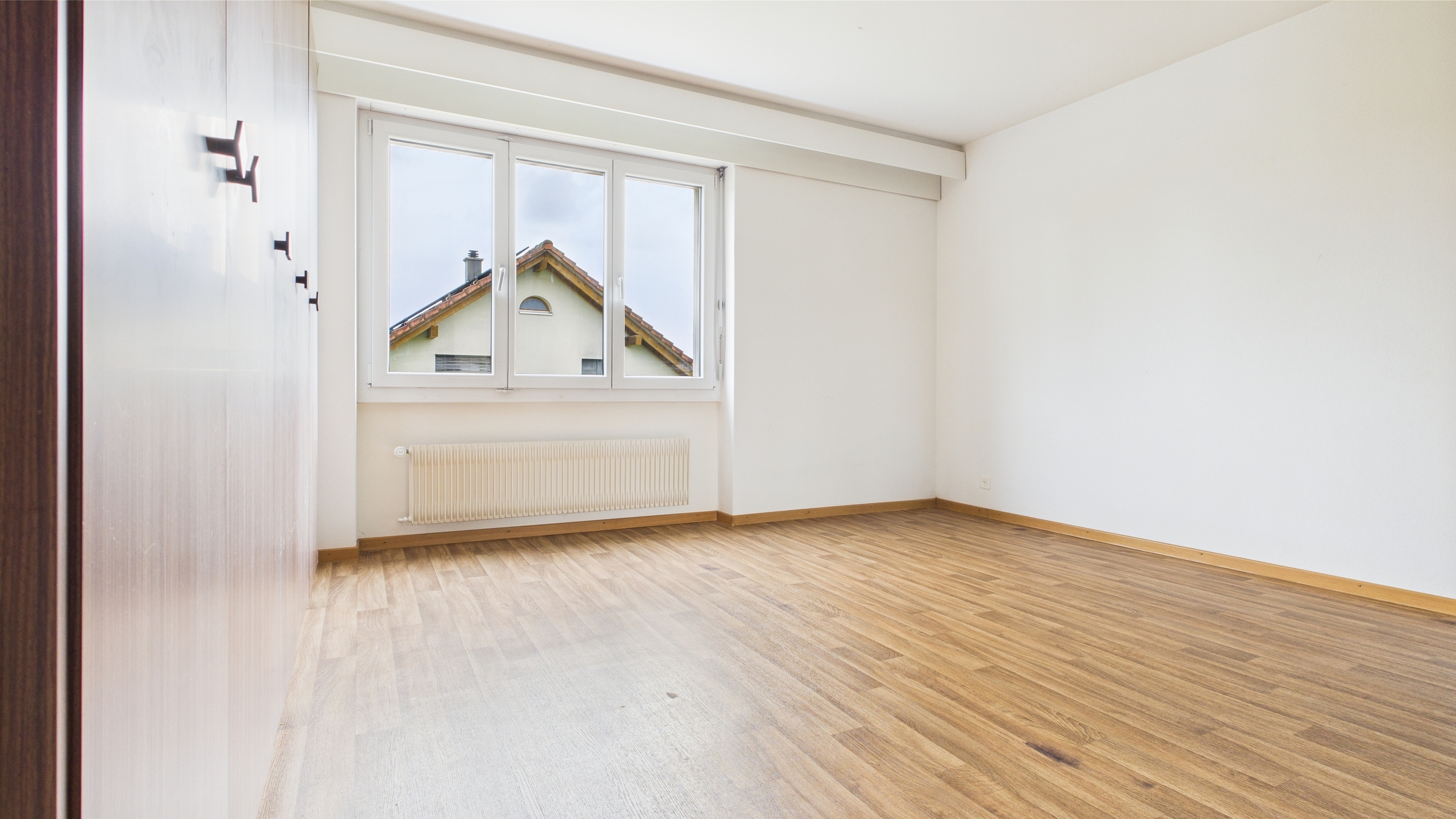 Zimmer mit Wandschrank 