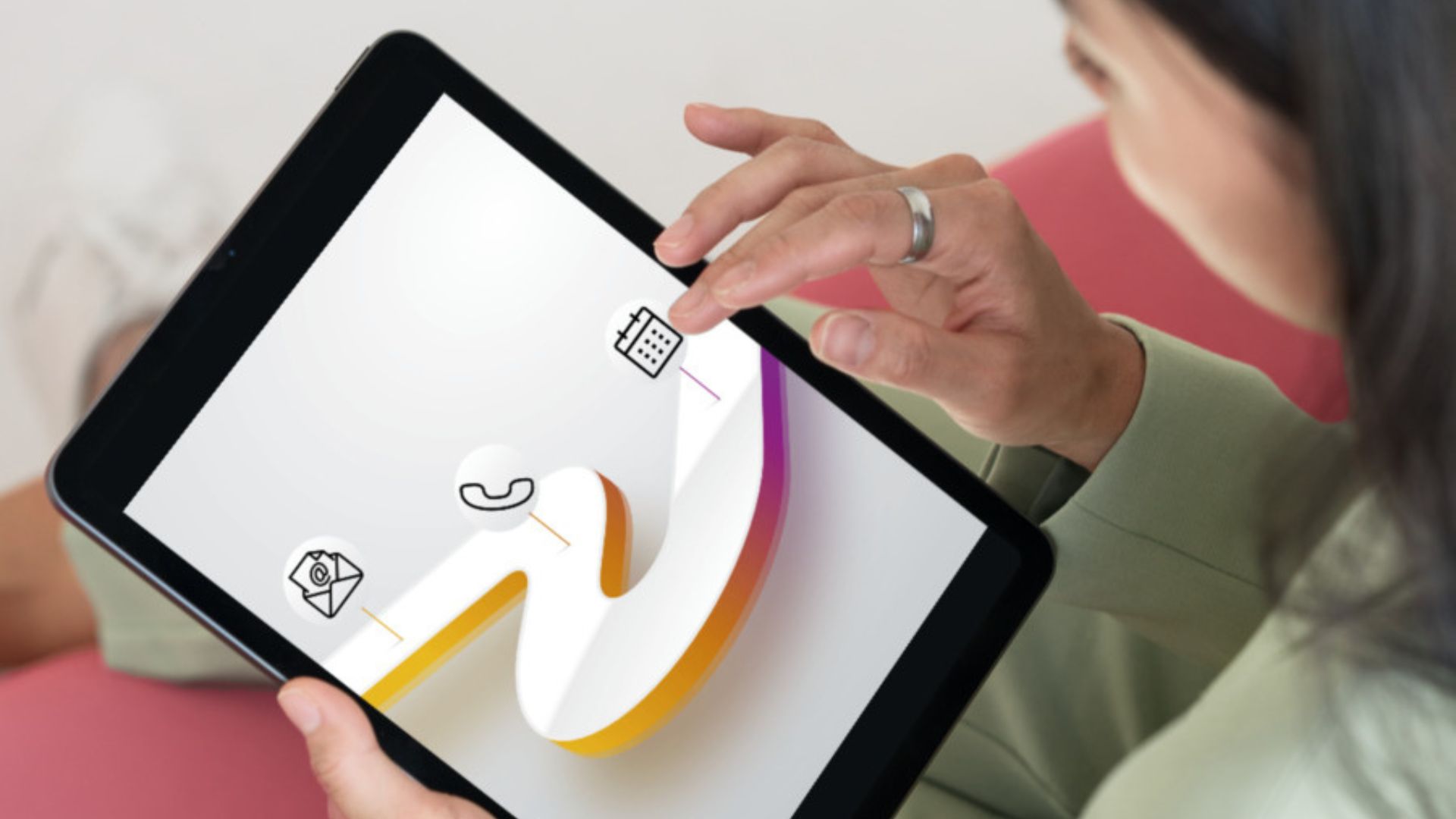 Professionnelle de l’immobilier utilisant une tablette avec des outils numériques de contact et de planification.