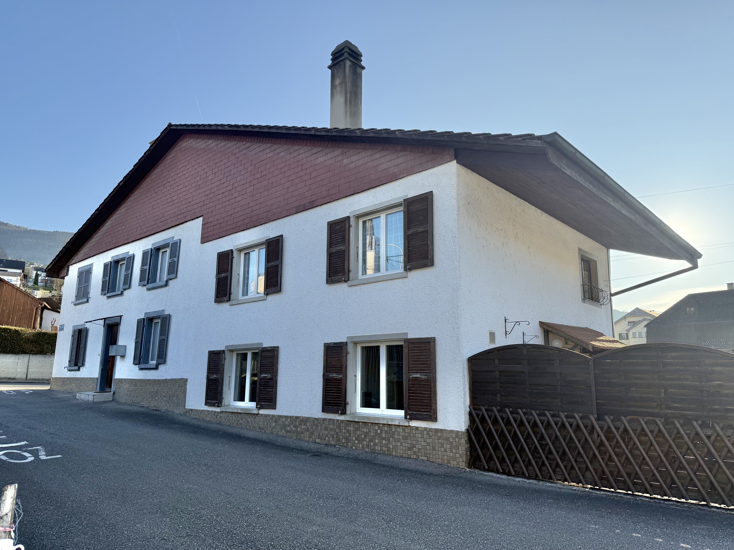 duplex avec volets bruns duplex avec volets bruns