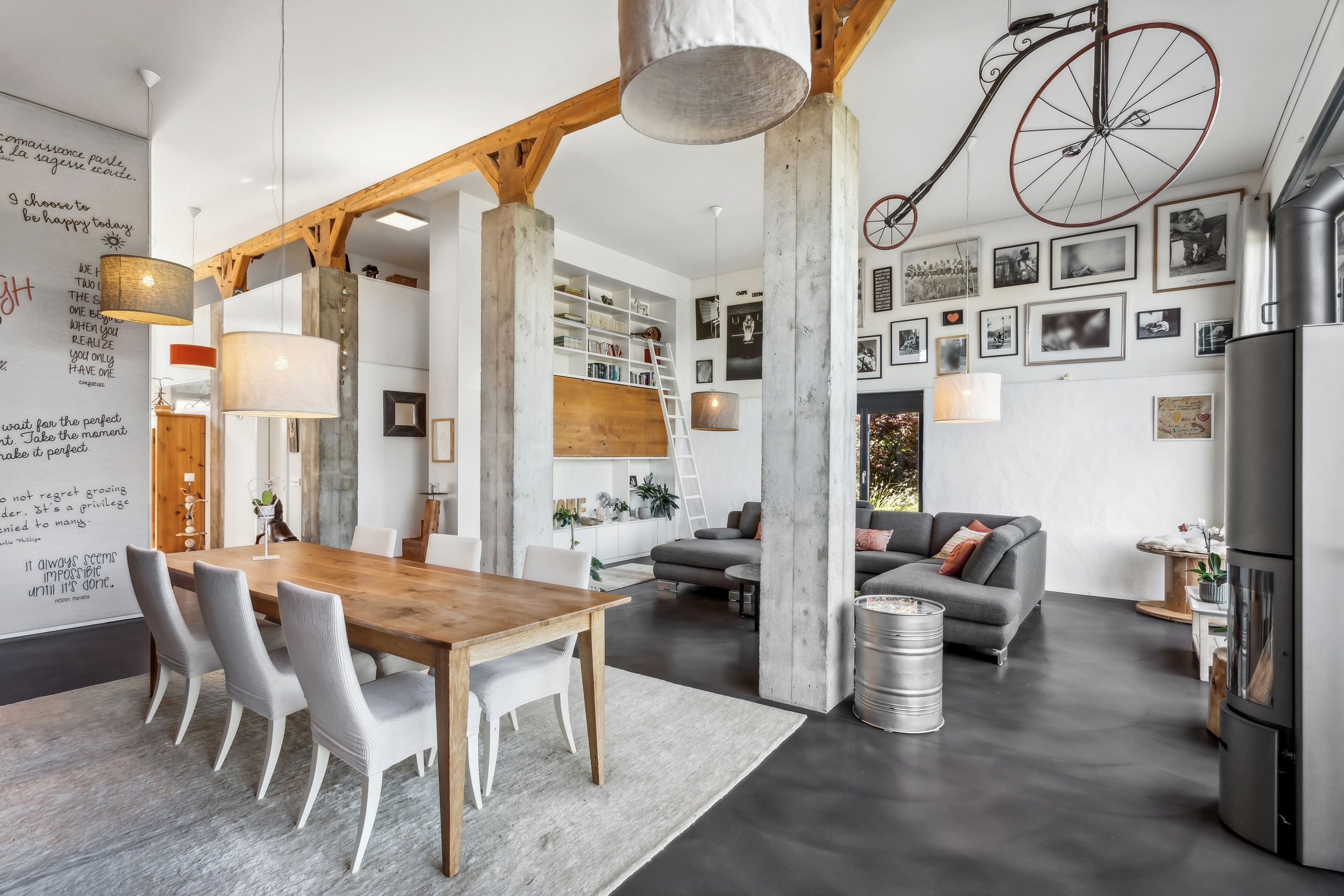 Pièce à vivre avec poêle suédois