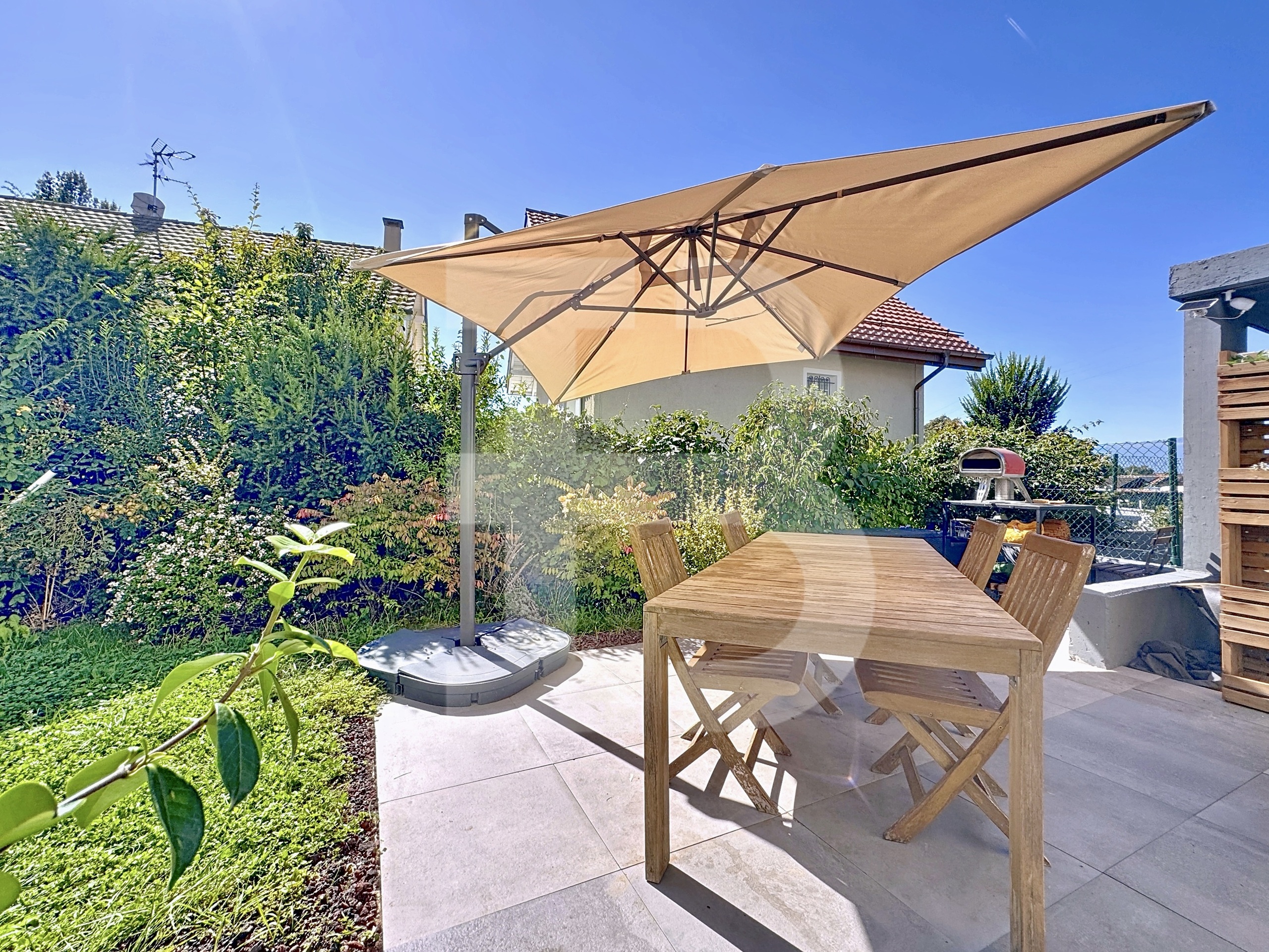 La terrasse avec son jardin La terrasse avec son jardin