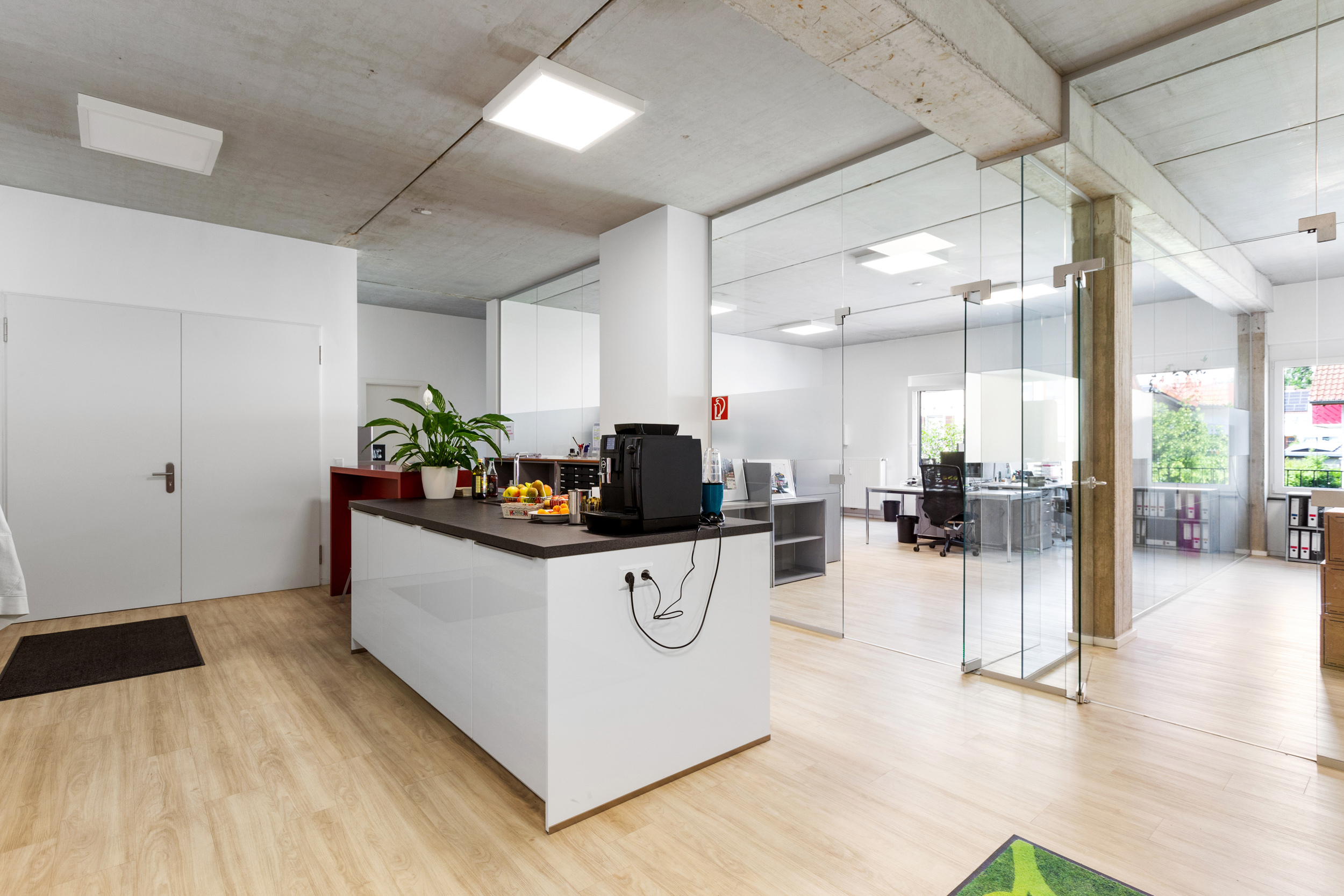 Helle Büroflächen schaffen eine einladende Atmosphäre für modernes Arbeiten. Helle Büroflächen schaffen eine einladende Atmosphäre für modernes Arbeiten.