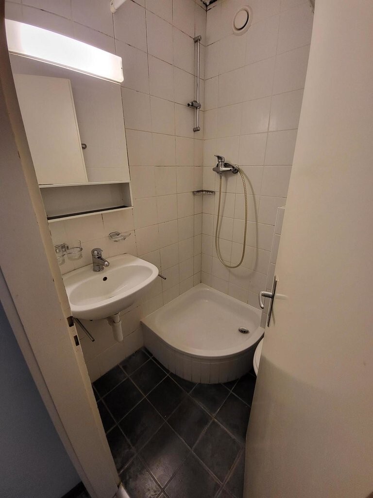 Nouveau 1 / 3 Studio Studio de 1 pièce en location à Villars-sur-Glâne - 22 m² CHF 710.-/mois + ch. Route de Villars-Vert 32, 1752 Villars-sur-Glâne 1er étage 16.11.2026 Charmant studio dans les alentours de Fribourg Ce logement au 1er étage vous offre l'équipement suivant: - une pièce à vivre/chambre - une cuisine équipée - une salle de douche avec WC La peinture complète du logement, le ponçage du parquet ainsi que d'autres petits travaux de remises en état seront effectués. Idéal pour une personne seule. Proche des commerces, de l'autoroute et des transports communs. Afin d'organiser une visite, nous vous invitons à contacter la locataire actuelle, Madame Faslia au 077 947 37 11, durant les jours ouvrables entre 09h00 et 18h00. PRIVERA SA