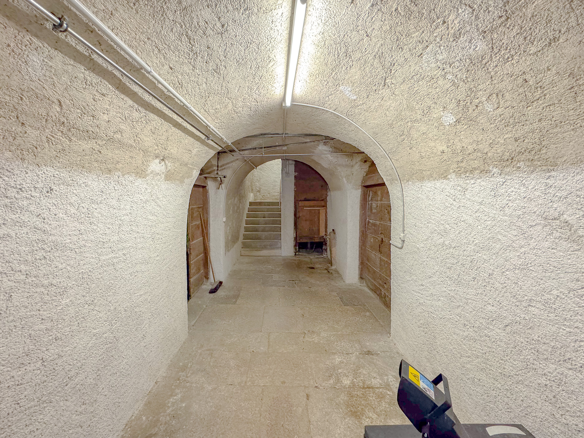 Cave voûtée avec sol en pierre du Jura Cave voûtée avec sol en pierre du Jura