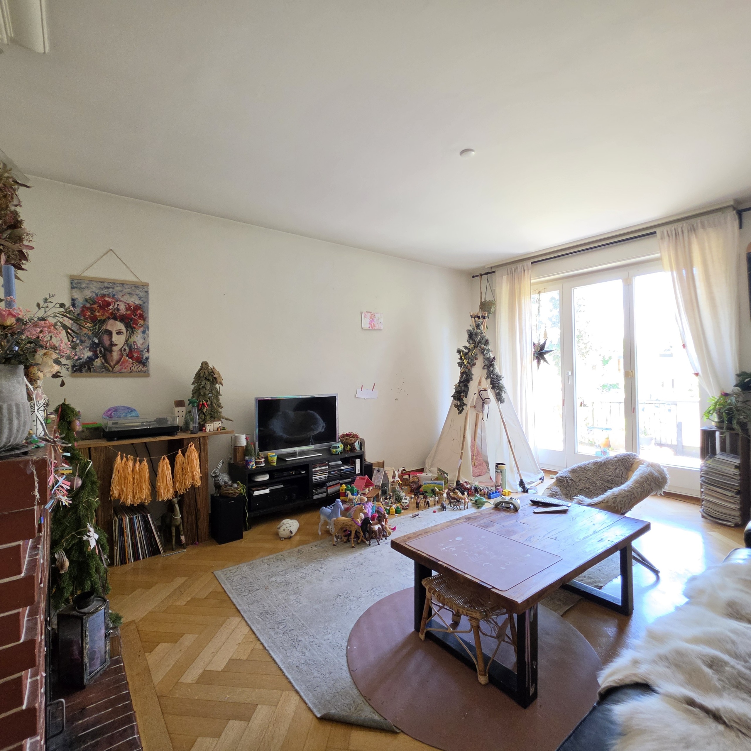 Appartement du rez-de-chaussée: séjour avec cheminée