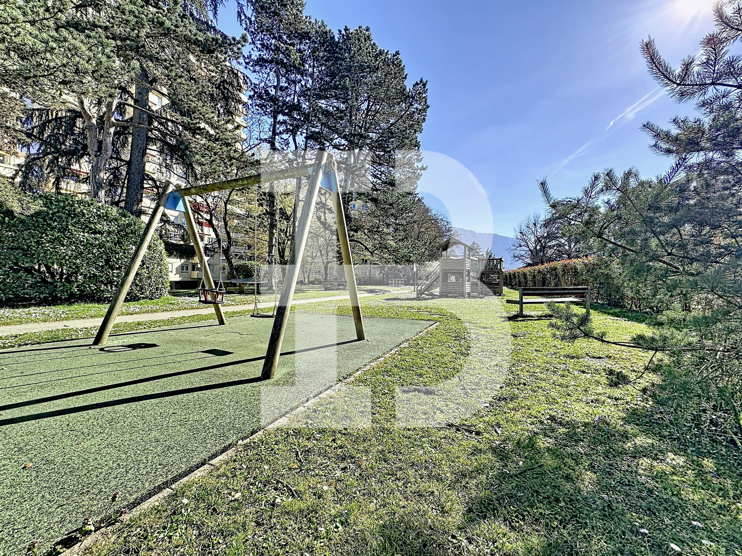 Parc de copropriété avec aire de jeux 