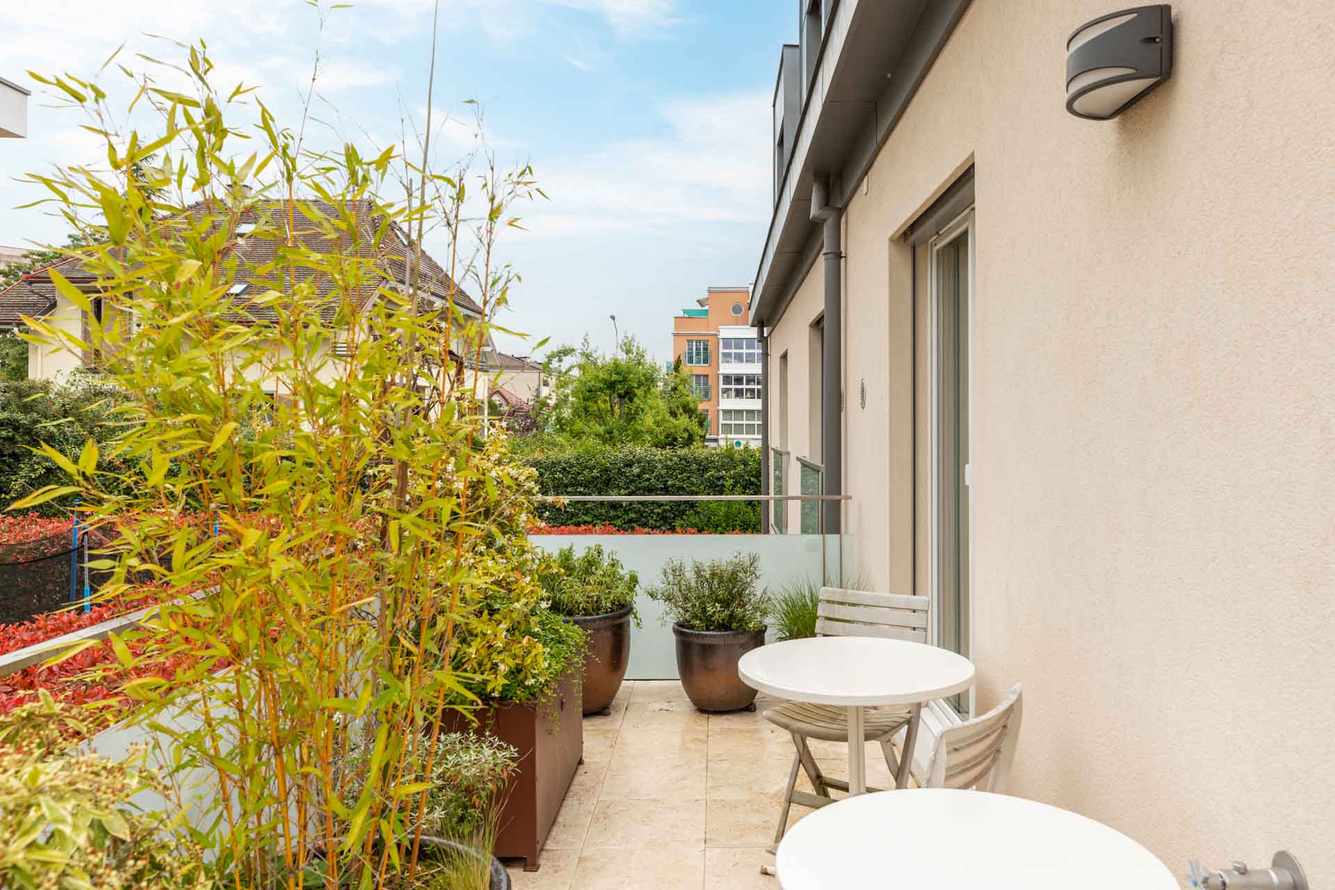 Jolie terrasse bordant l'appartement. Jolie terrasse bordant l'appartement.