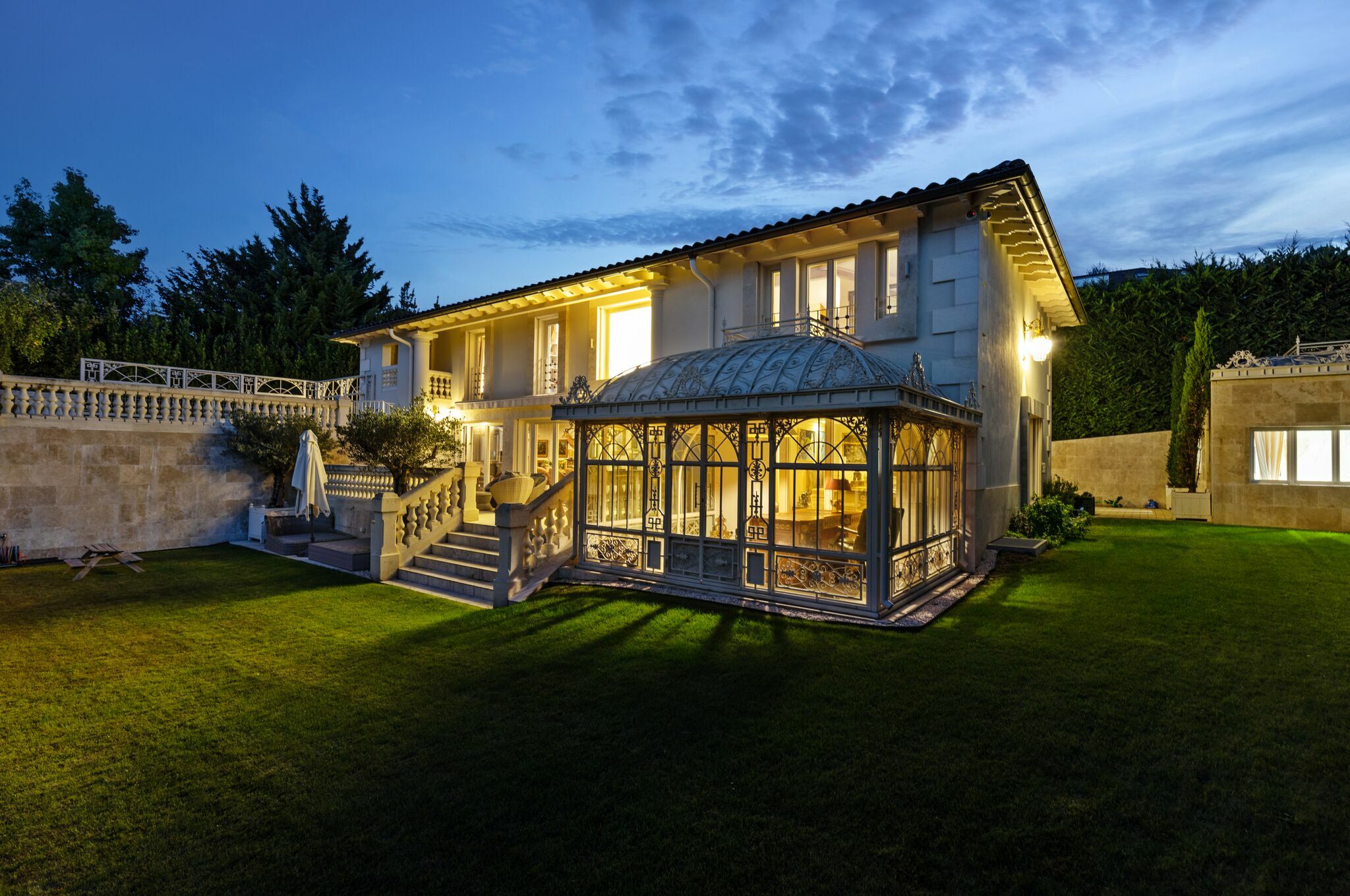 Façade coté lac de nuit
