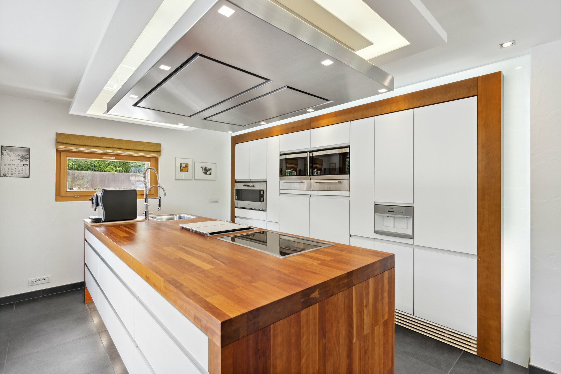 Cuisine avec accès terrasse, donnant sur salle à manger