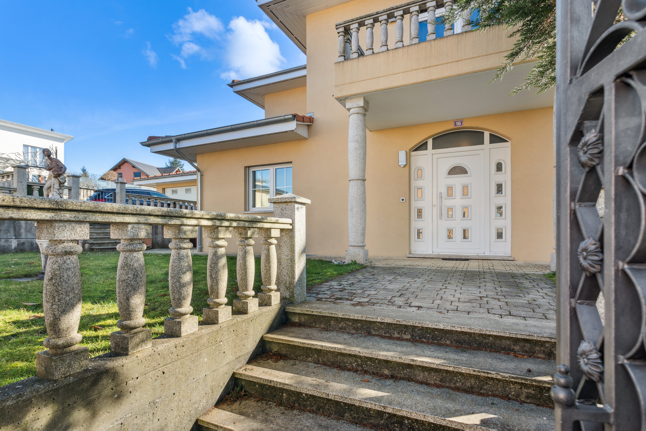 Entrée avec portail en fer forgé