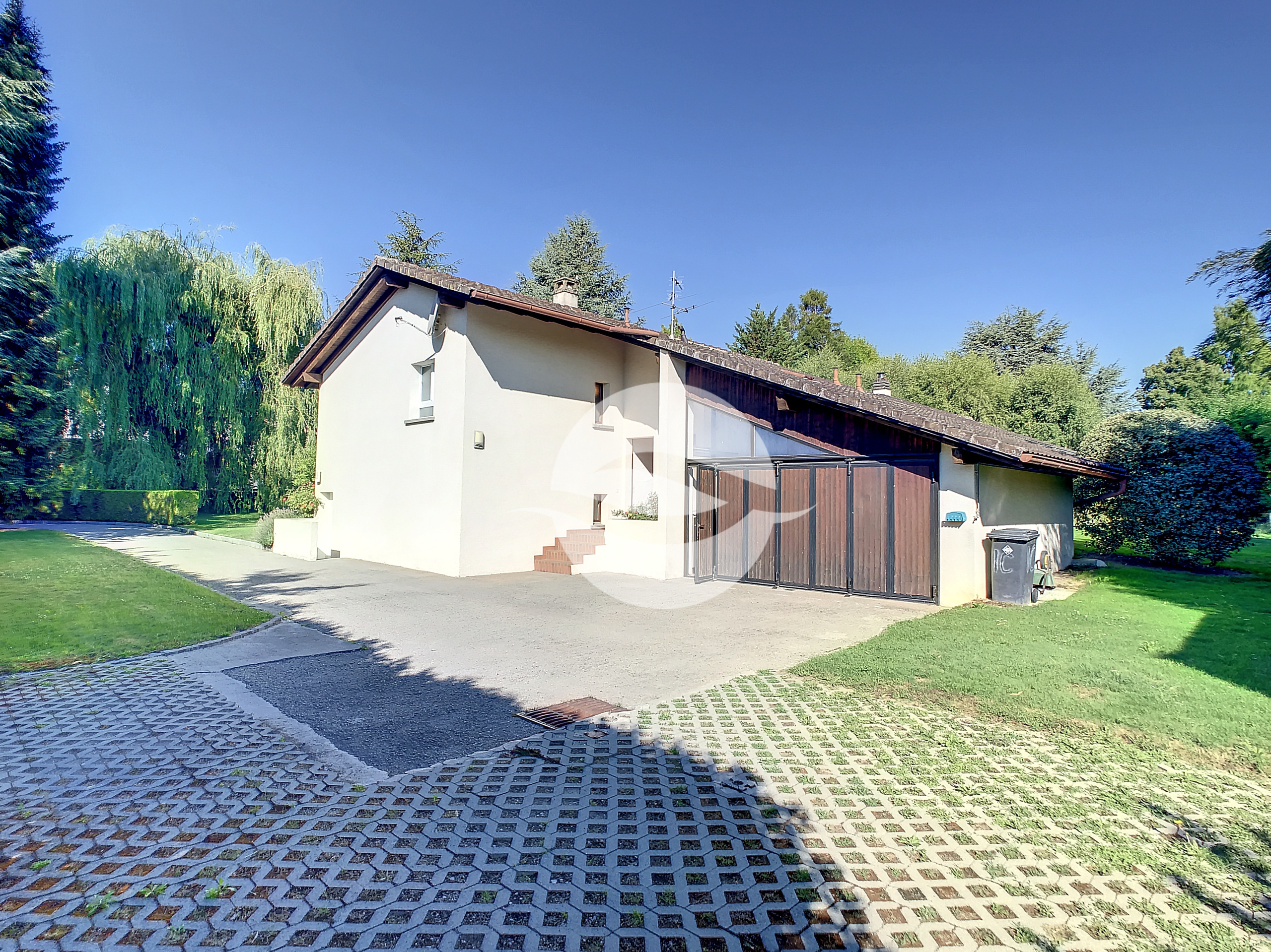 Vue le la maison et du garage