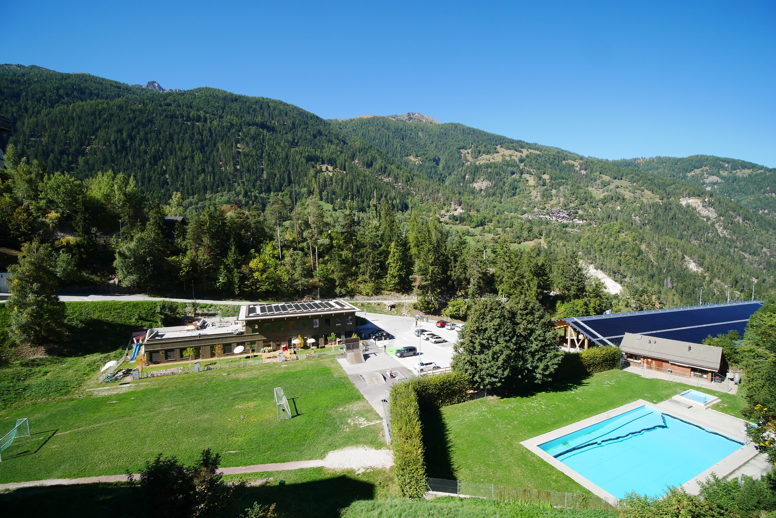 Vue sur piscine publique et la patinoire