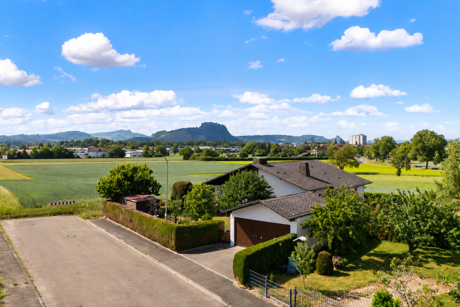 Freistehend wohnen mit unverbaubarem Hohentwiel-Blick. Freistehend wohnen mit unverbaubarem Hohentwiel-Blick.