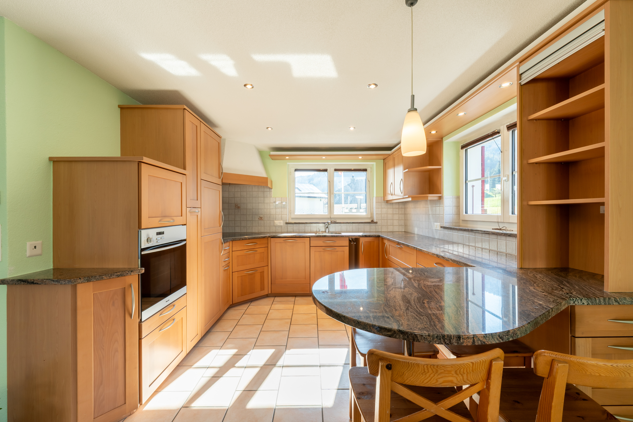 Voll ausgestattete Küche mit Sitzbereich