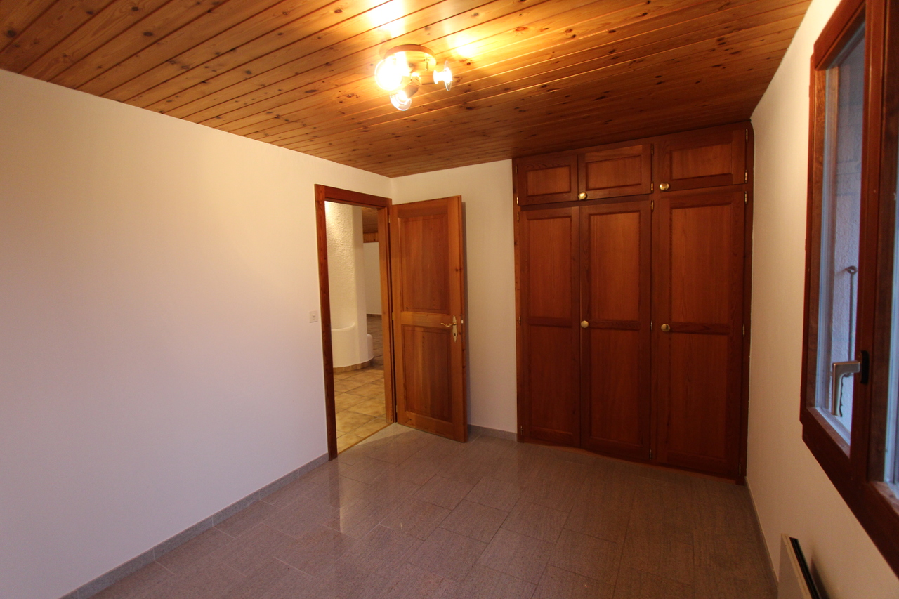 Chambre 1 avec armoires encastrées