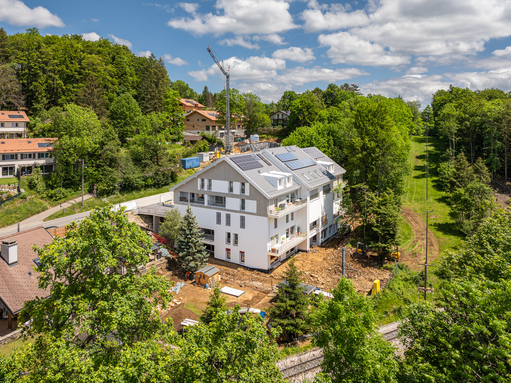 Appartements construits à St-Cergue : le bâtiment dans son écrin de verdure.