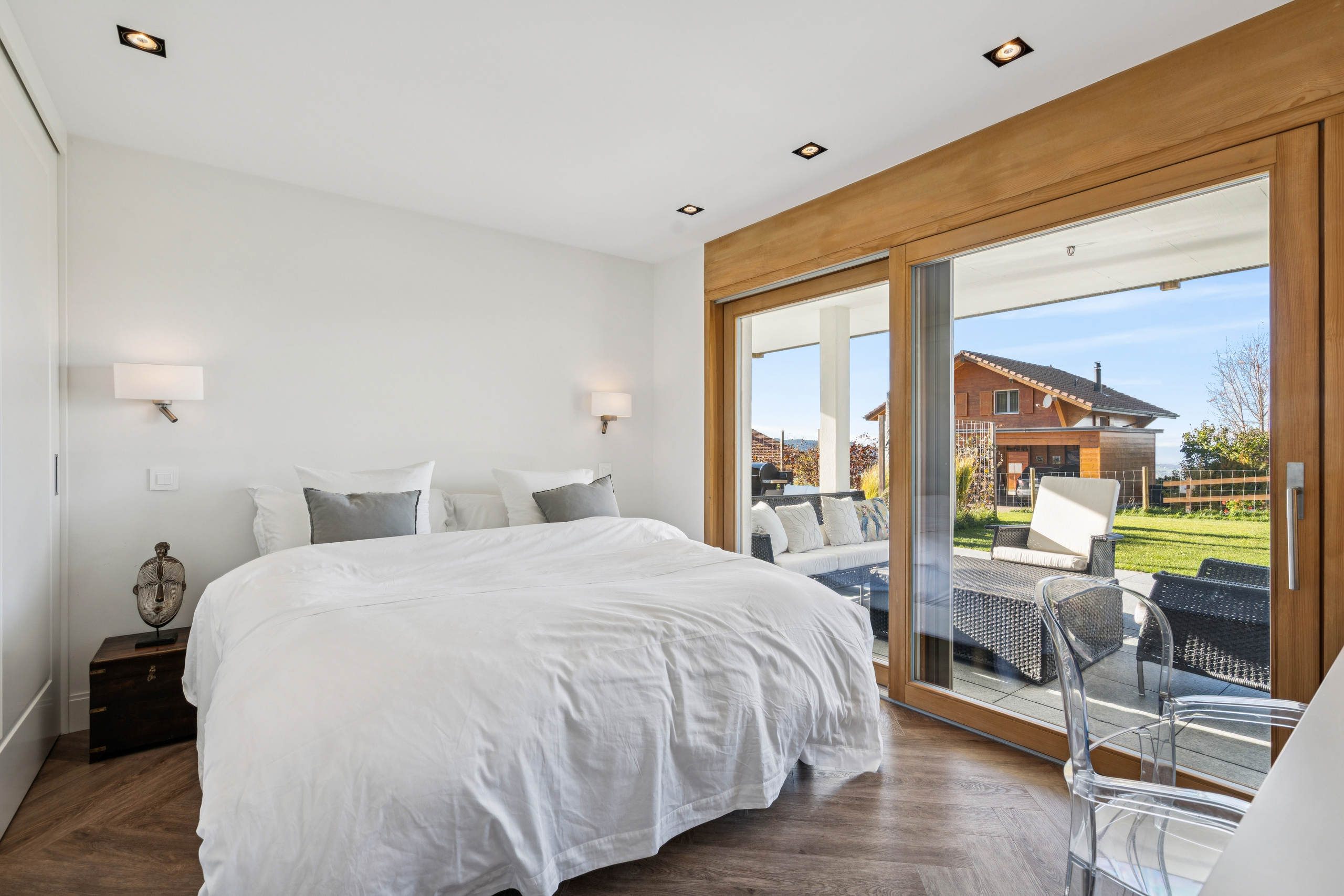 Chambre à coucher avec armoires encastrées