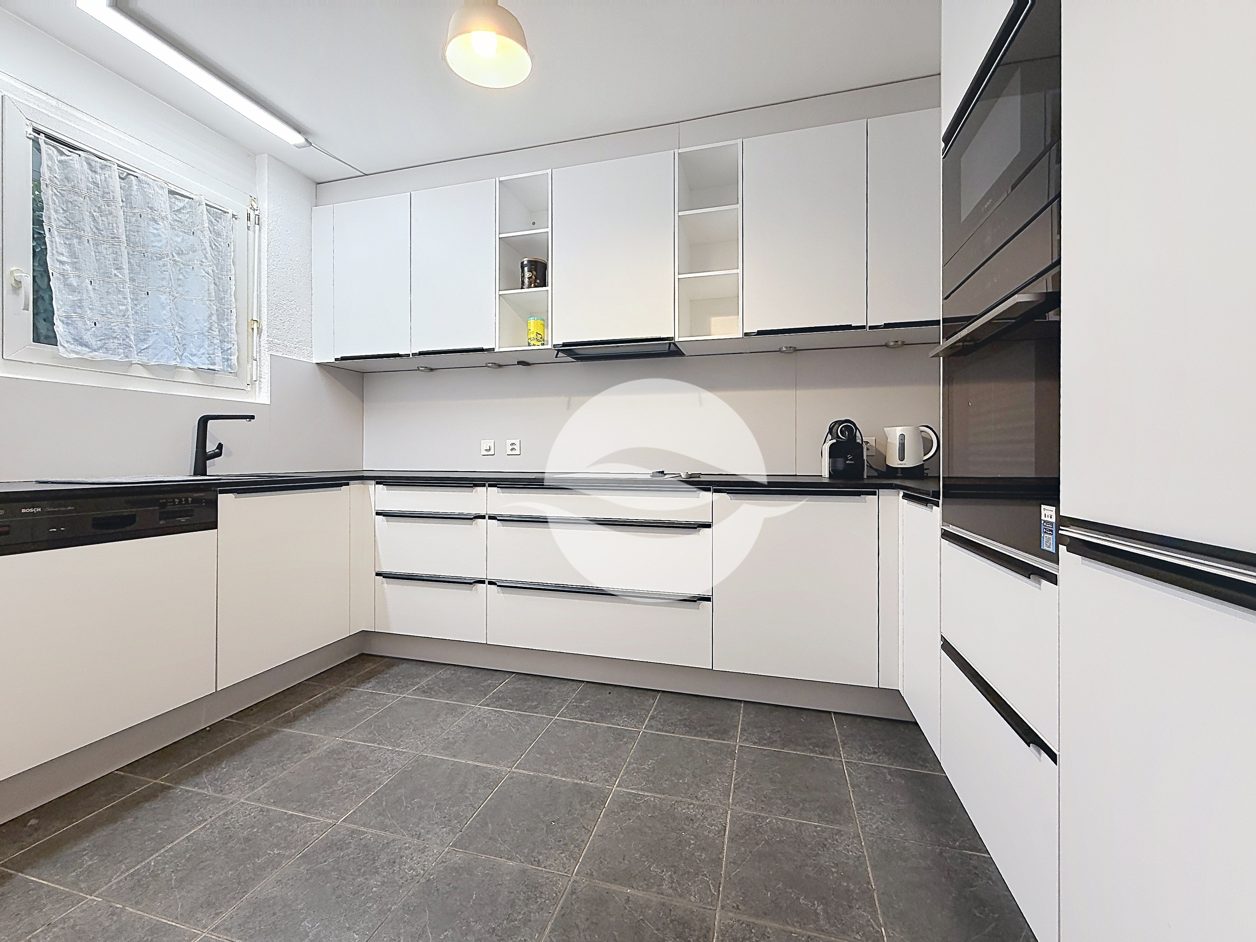 Cuisine aménagée et équipée y compris vaisselle