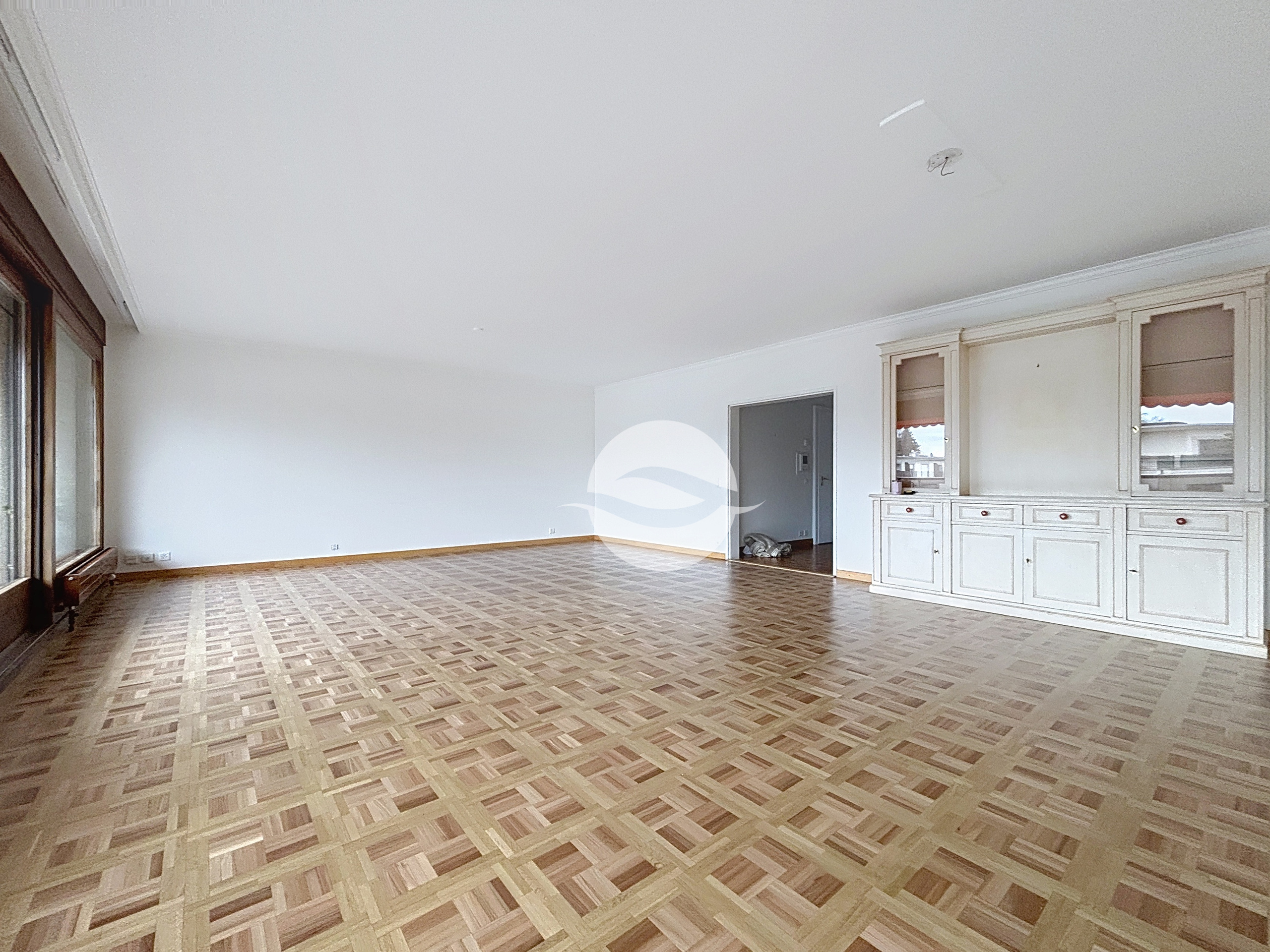 Pièce de vie avec espace salon et salle à manger