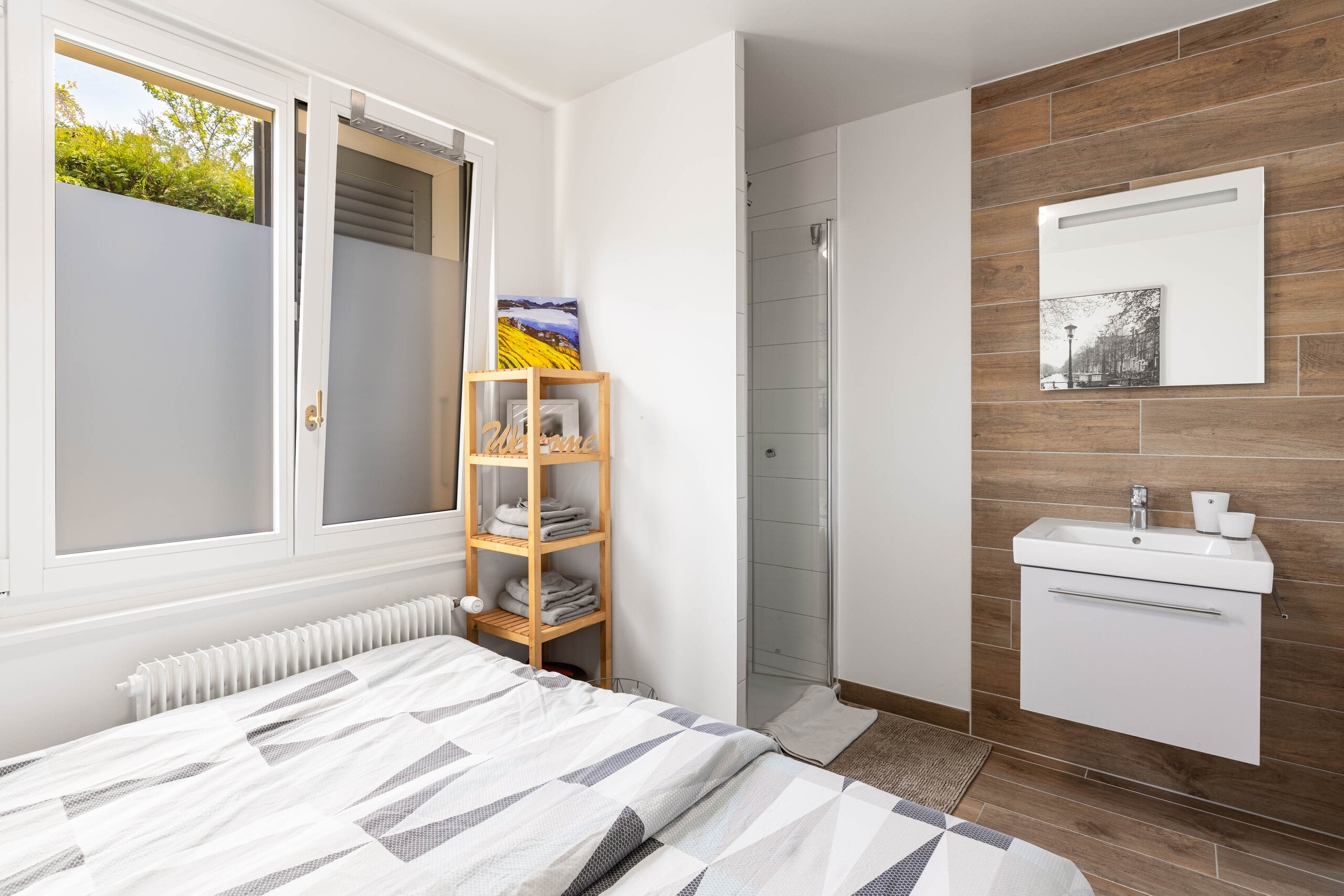 Chambre à coucher avec salle de douche en suite