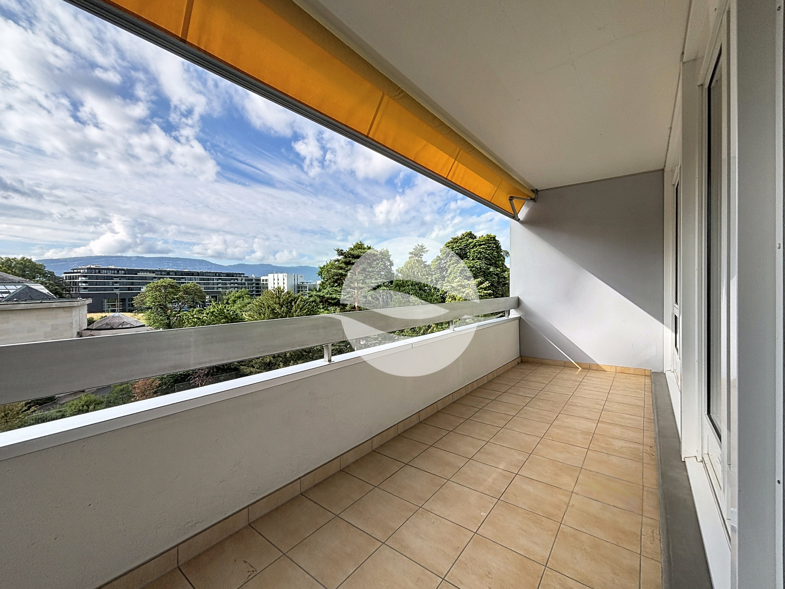 Balcon couvert avec toile solaire