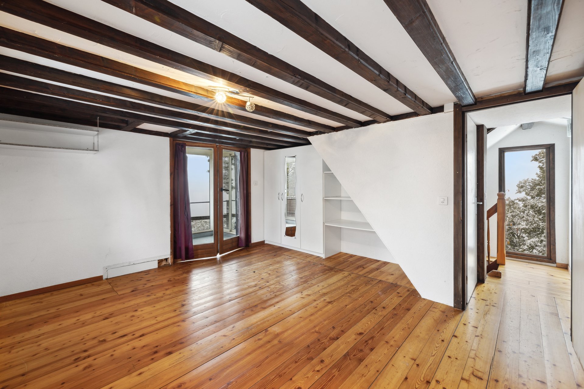 Schlafzimmer mit Zugang zum Balkon