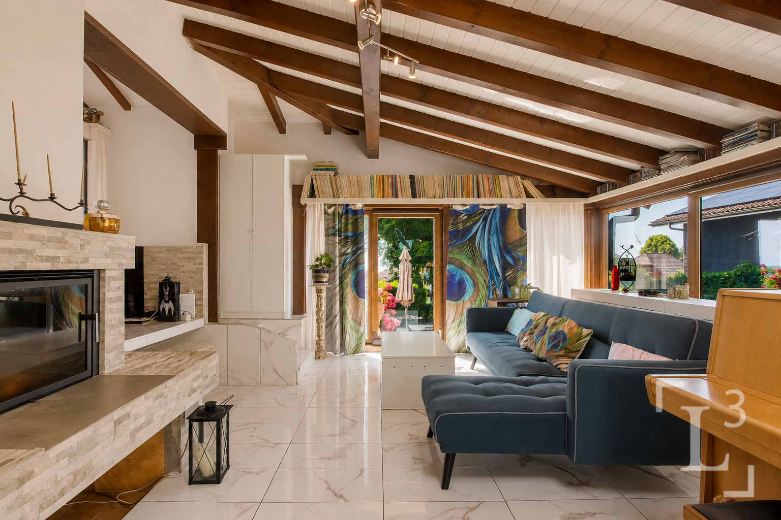 Homestaging (Murs blancs) : Séjour avec cheminée