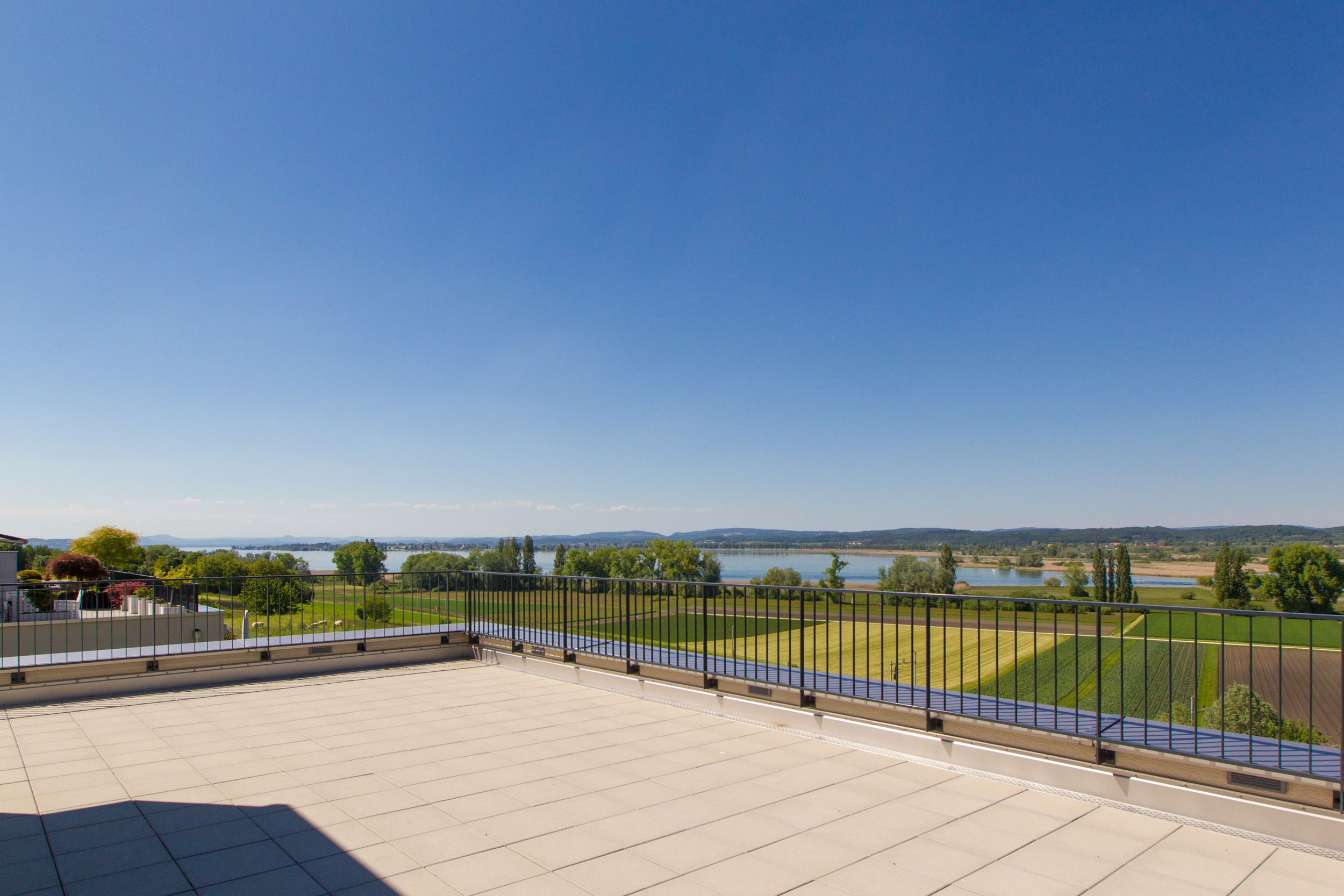 Zwei grosse Terrassen im OG und im EG plus Grünfläche erwartet Sie. Zwei grosse Terrassen im OG und im EG plus Grünfläche erwartet Sie.