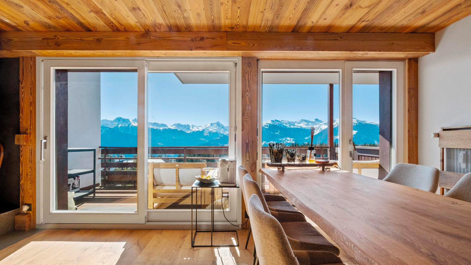 Salle à manger avec magnifique vue sur les Alpes Salle à manger avec magnifique vue sur les Alpes