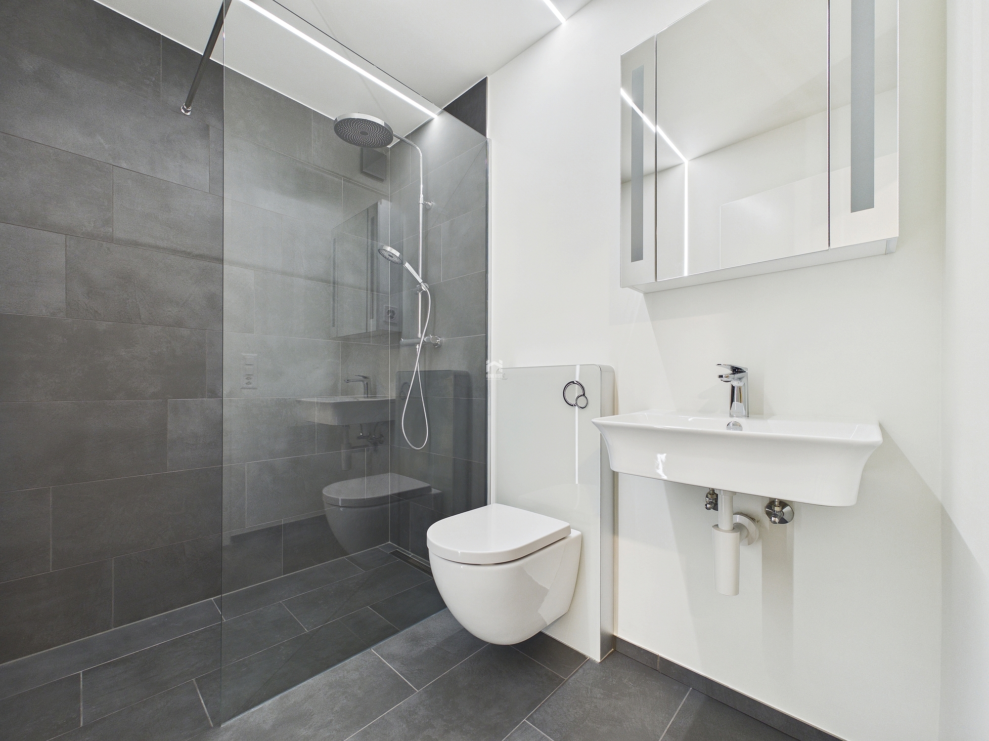 Modernes Badezimmer mit barrierefreier Regendusche Modernes Badezimmer mit barrierefreier Regendusche