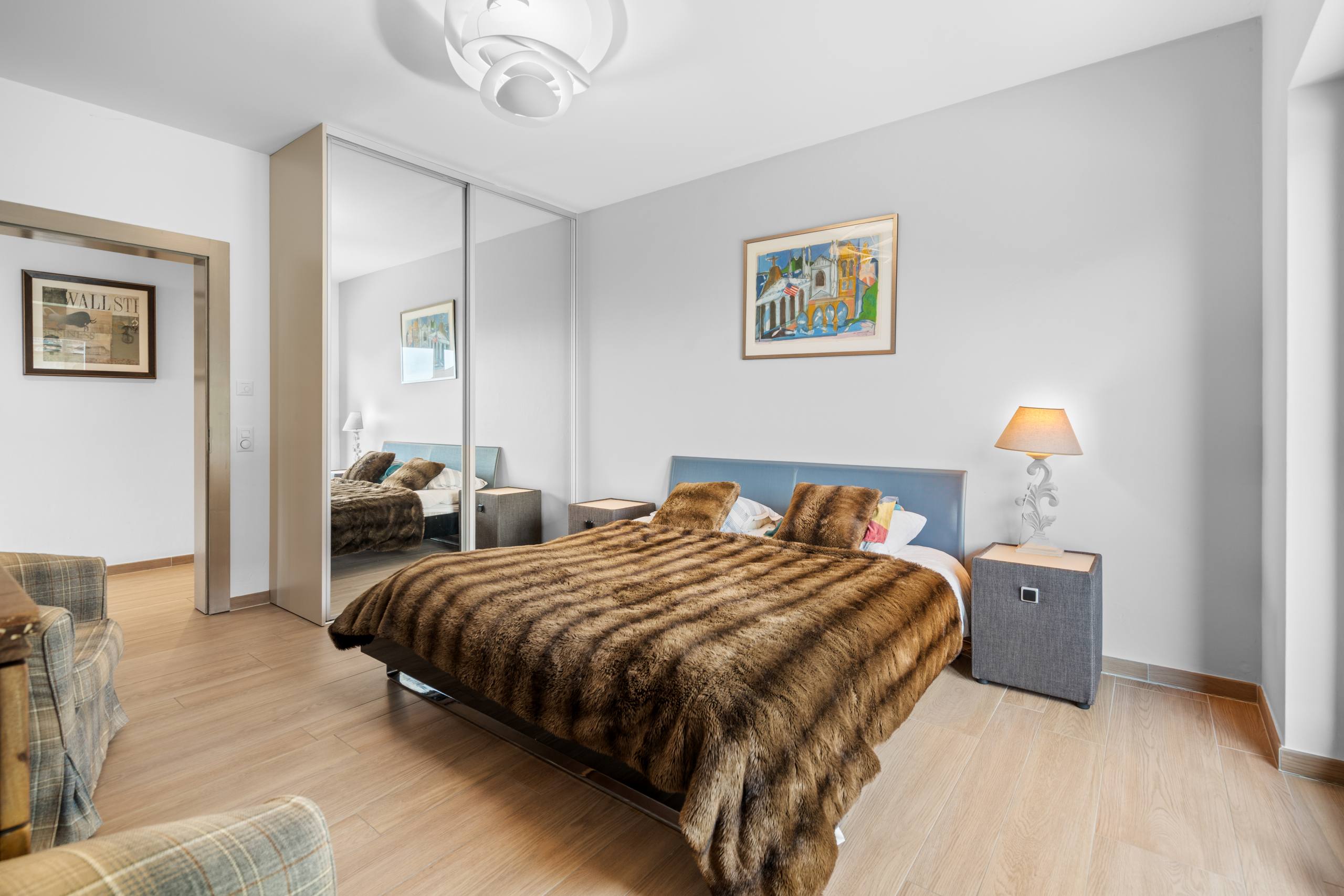 la photo d'une chambre à coucher avec un grand lit et des meubles blancs