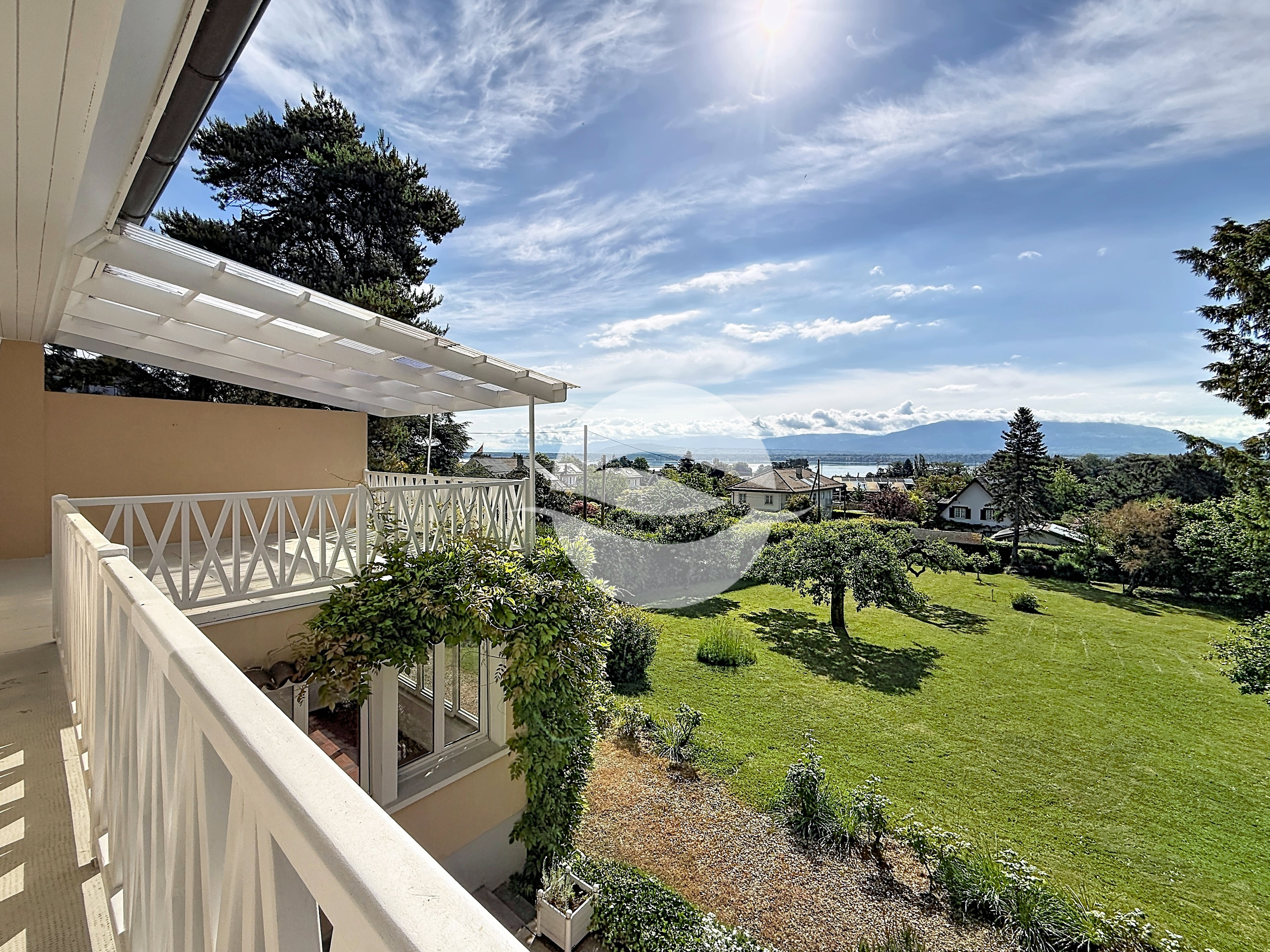 1er : Balcon Vue lac et Alpes