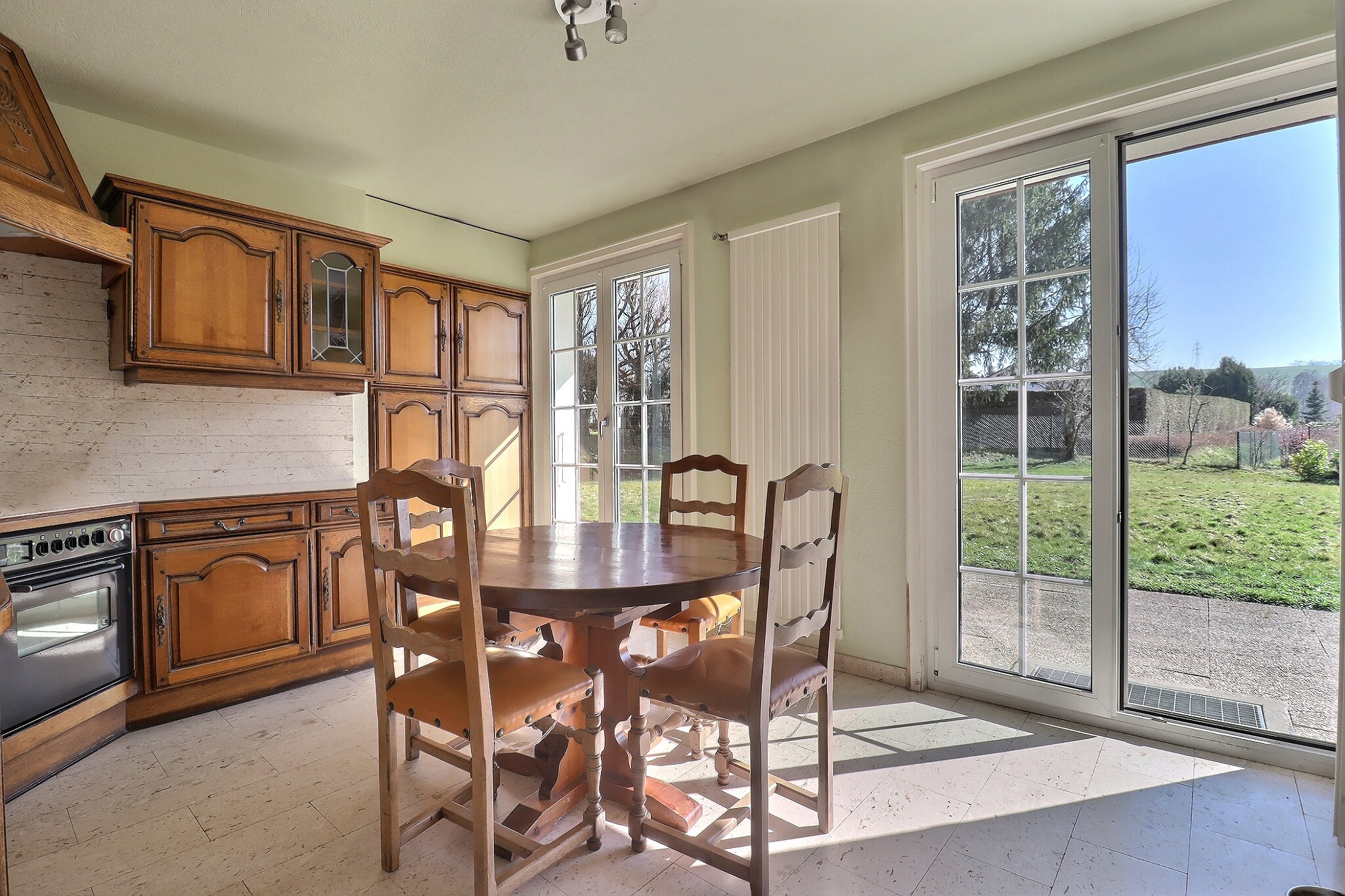 Cuisine avec accès sur la terrasse