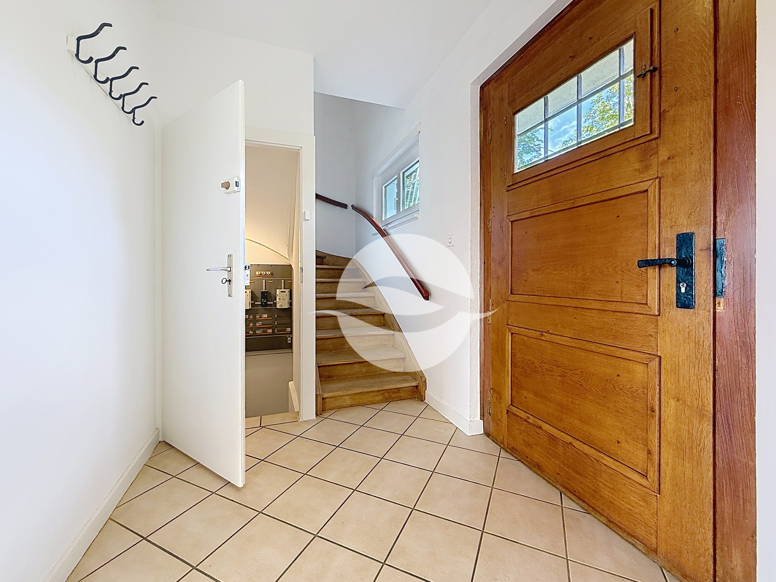 Entrée avec WC visiteurs et accès autres niveaux