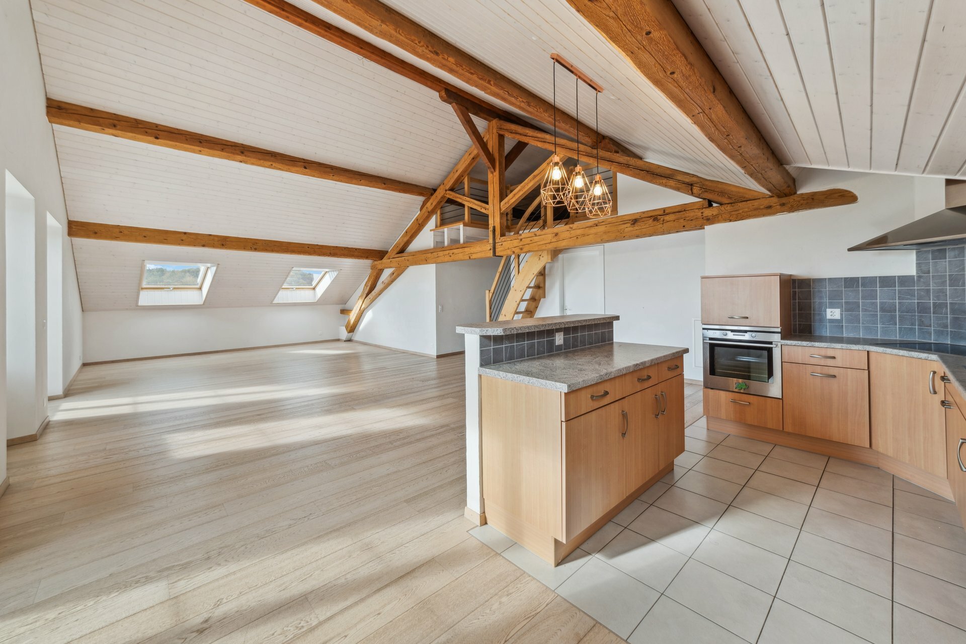 Séjour, cuisine, coin manger et mezzanine