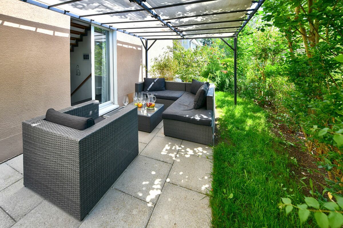 Zweiter Sitzplatz mit Pavillondach Zweiter Sitzplatz mit Pavillondach