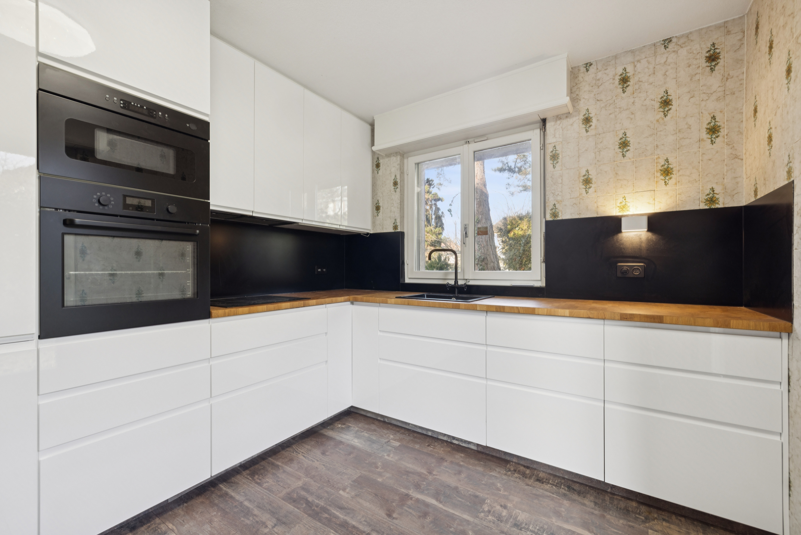 Cuisine moderne / Pièce partiellement rénovée Cuisine moderne / Pièce partiellement rénovée