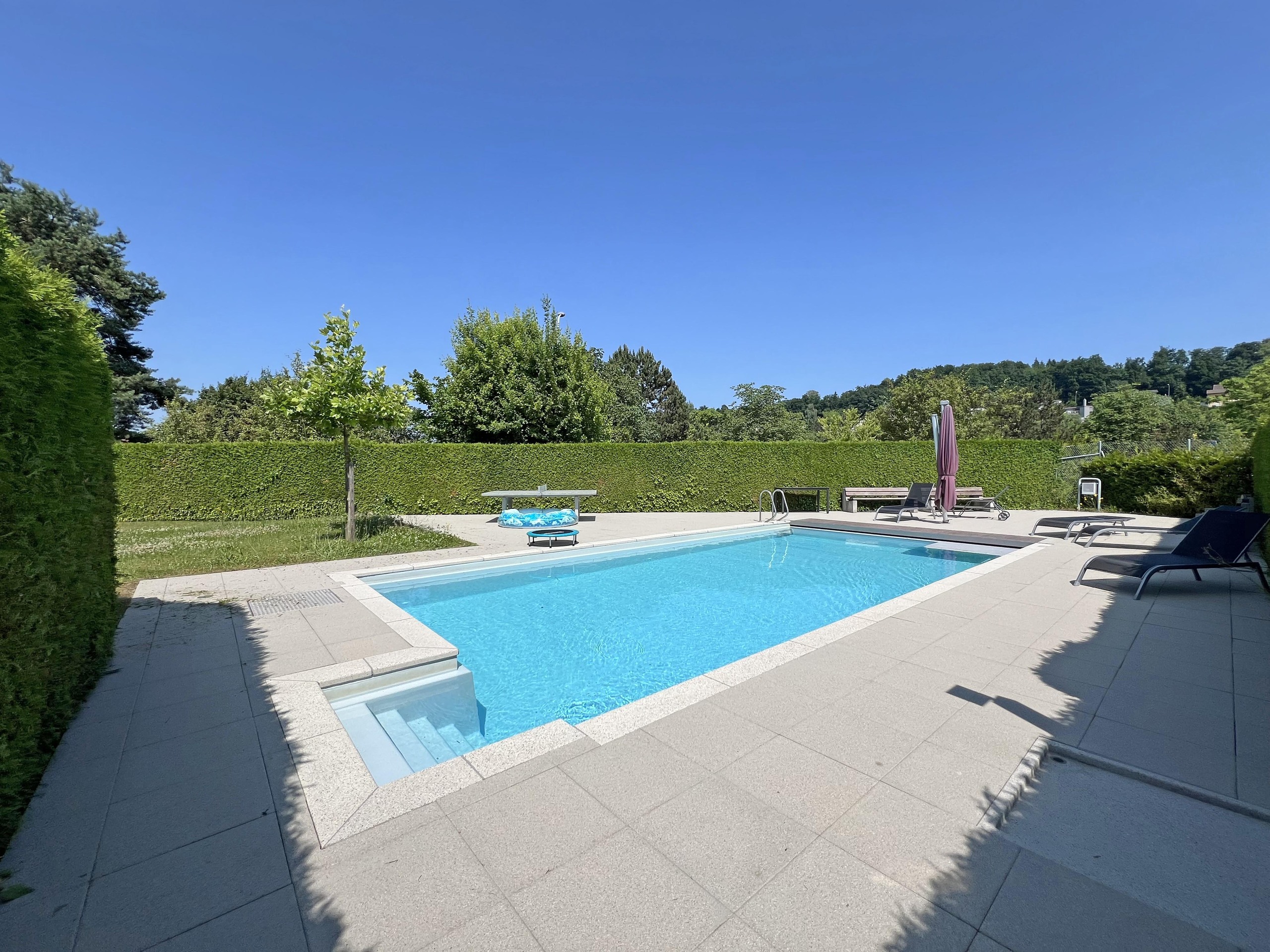 Piscine et espace détente avec douche en copropriété (1/17)