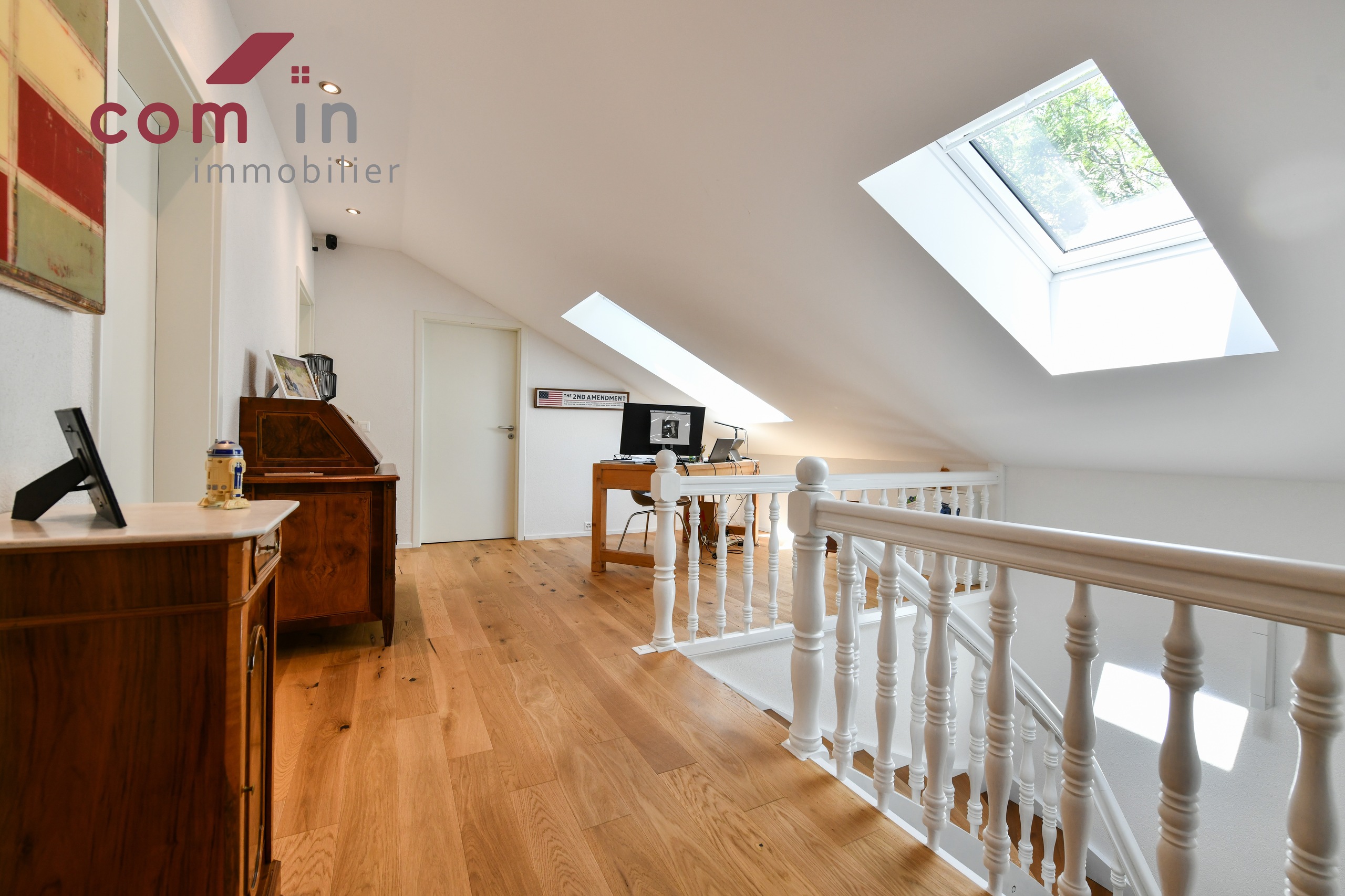 généreuse galerie aux combles avec reliant les deux beaux espaces bureaux ouverts généreuse galerie aux combles avec reliant les deux beaux espaces bureaux ouverts